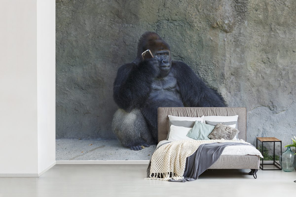 MuchoWow Fototapete Ein lehnt (6 bedruckt, Wallpaper an Tapete Kinderzimmer, Steinmauer, St), Matt, riesiger einer Gorilla für Schlafzimmer, Wohnzimmer, Vinyl