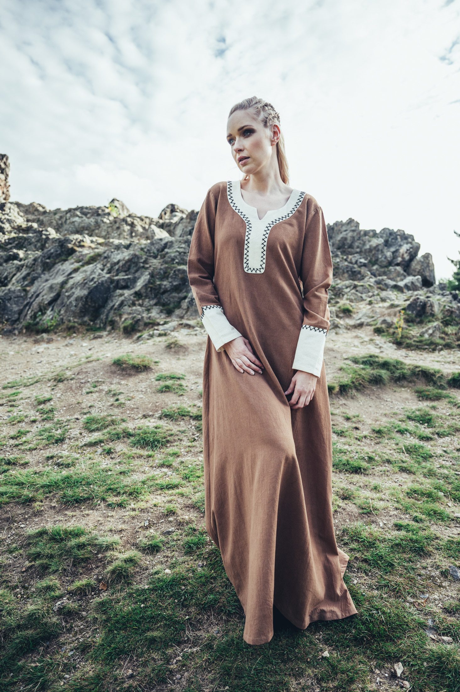 Leonardo Carbone Wikinger-Kostüm Kleid "Freya" mit Handstickerei, zweifarbiges Design, hochwertige Baumwolle