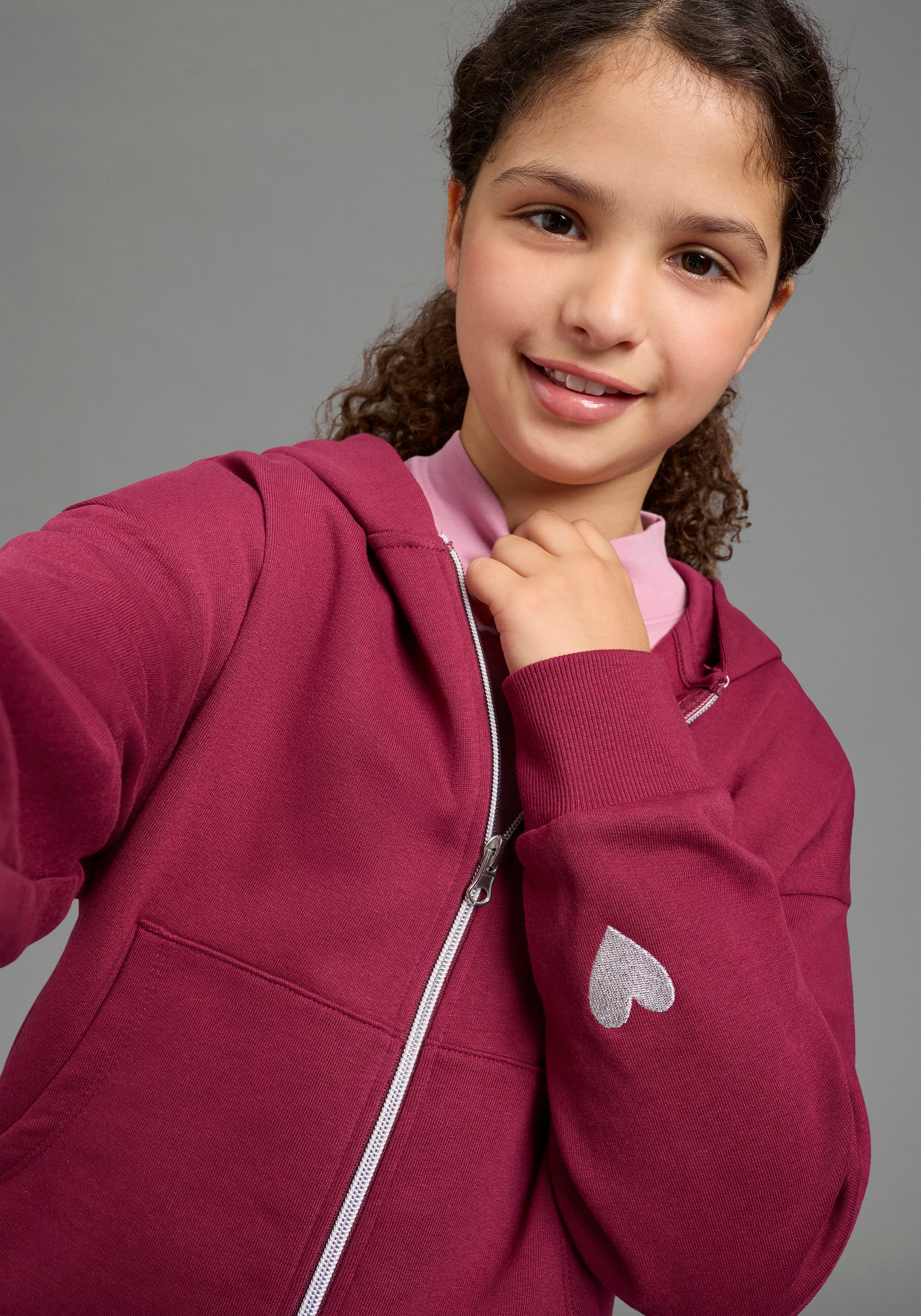 KIDSWORLD Kapuzensweatjacke Lässige Sweatjacke mit kleinem Logo Lockere Form