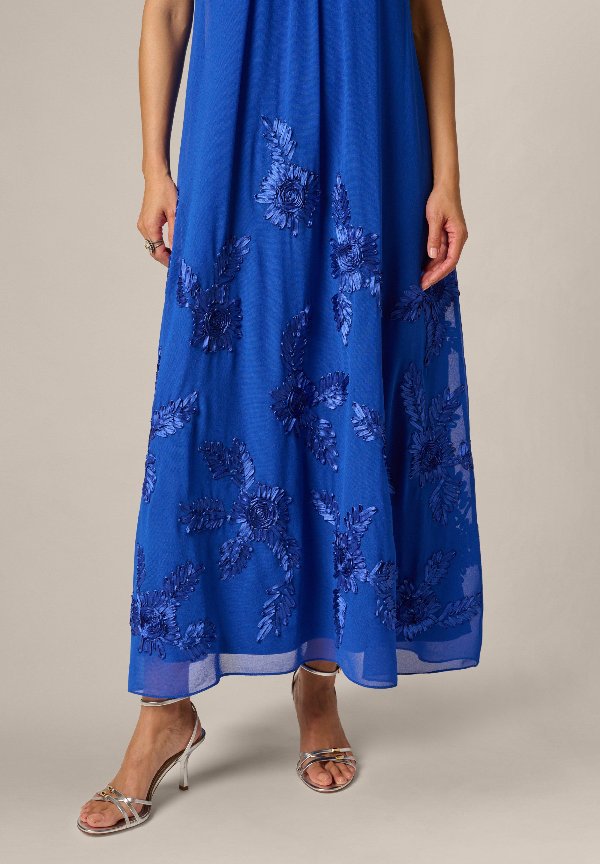 Adrianna Papell Abendkleid Soutache GGT Swing Dress Ein fließendes, lässiges Neckholder-Kleid mit Perlenverzierung – Bild 5 von 5