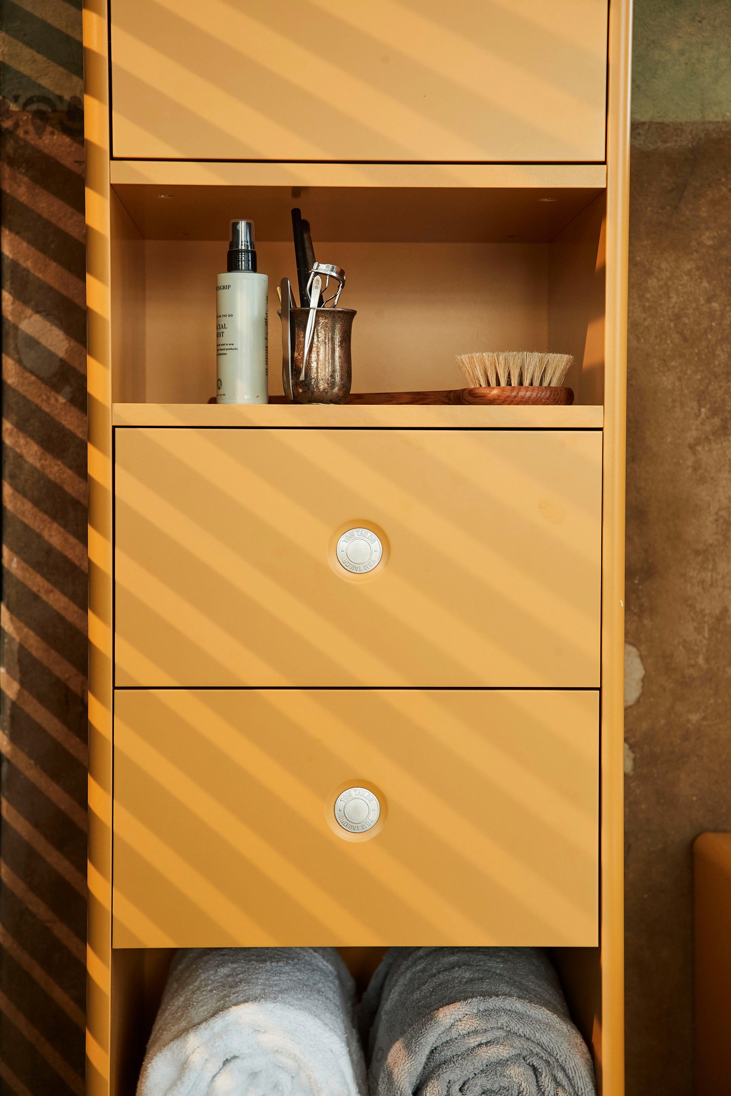 TOM TAILOR HOME Hochschrank 2 mit COLOR cm & 2 mit BATH mustard Push-to-Open,Füße 40 Eiche, Breite Schubladen, Türen