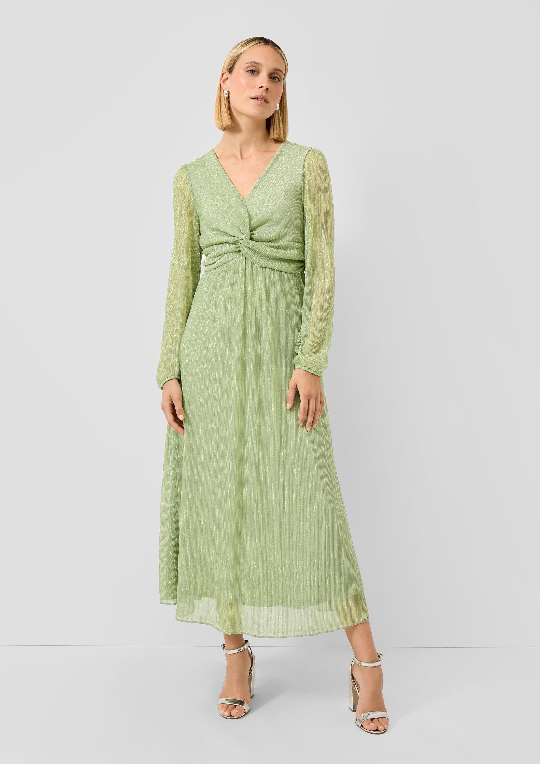 s.Oliver Maxikleid Kleid Plissiertes Maxikleid mit V-Ausschnitt und Metallic-Effekt