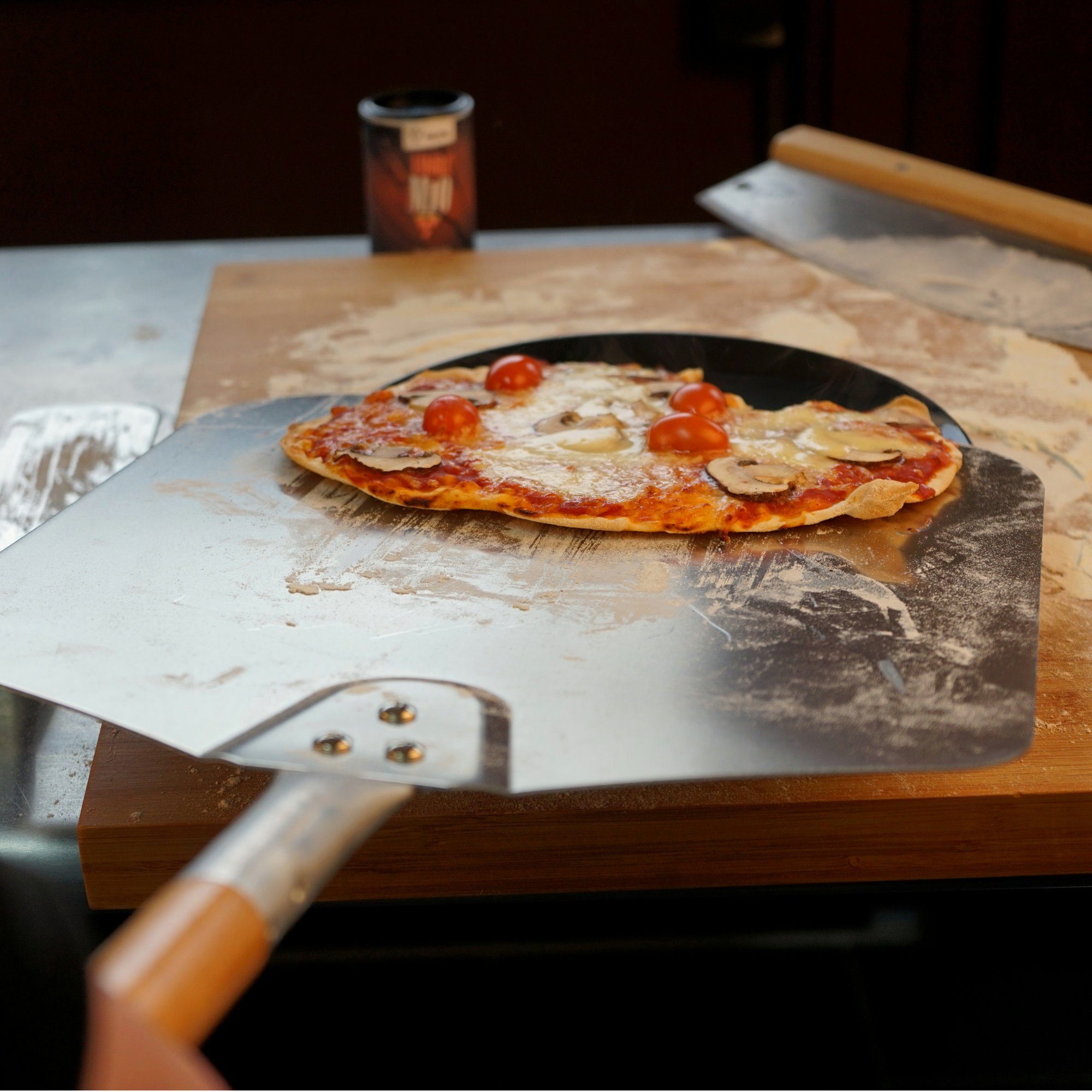 Mahlzeit Pizzastein 4-teiliges Pizza Set, Pizzastein mit Schaufel, Pizzaroller, Spachtel, Cordierit, (Set, 4-teiliges Pizza Set, Pizzastein mit Schaufel, Pizzaroller, Spachtel)