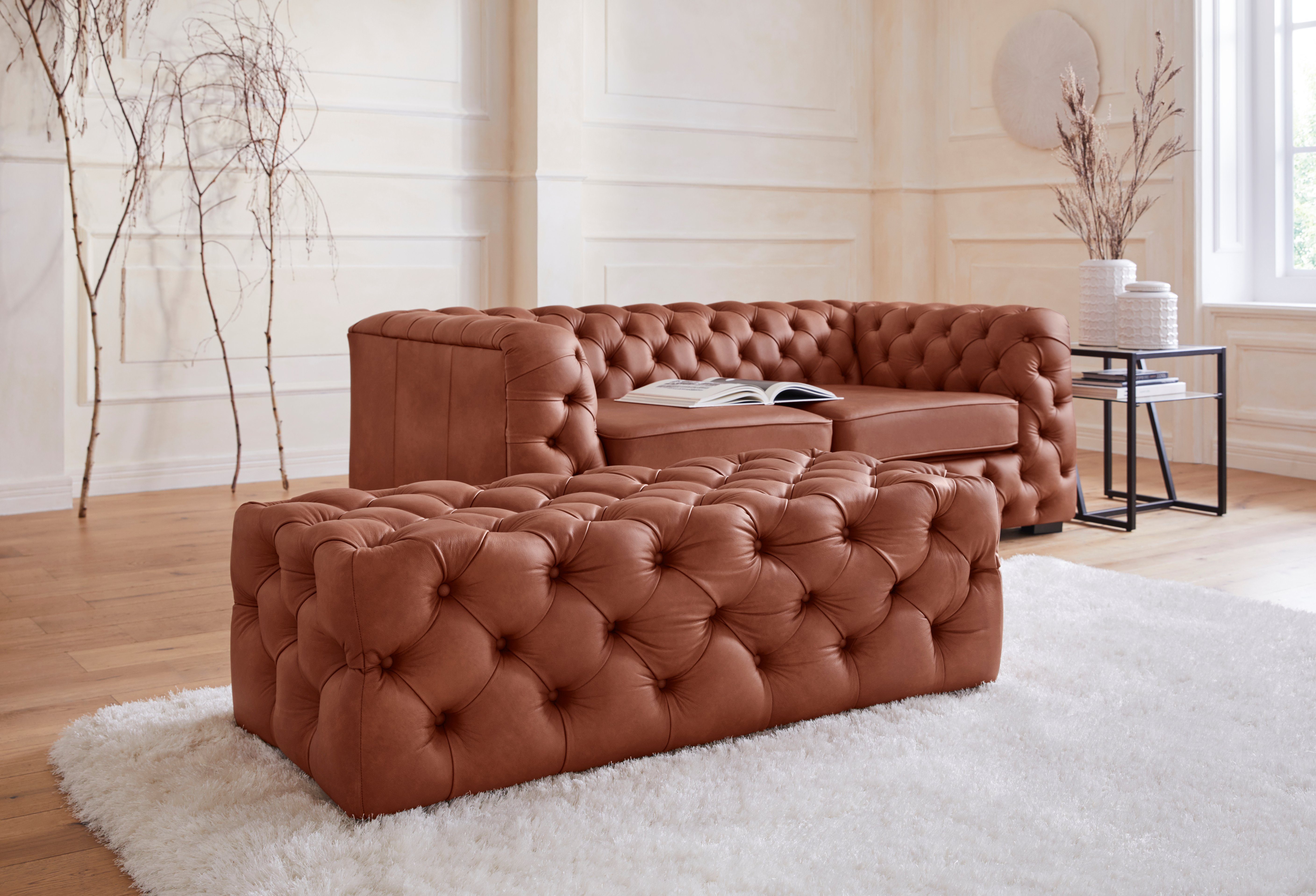 Guido Maria Kretschmer Home&Living Polsterhocker Kalina, mit klassischer Chesterfield-Knopfheftung