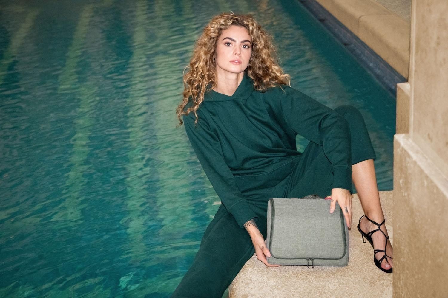 REISENTHEL® Kulturbeutel TOILETBAG XL, 4 Liter, Grün, Polyester, Haken zum Aufhängen, Spiegel im Inneren, Wasserabweisend