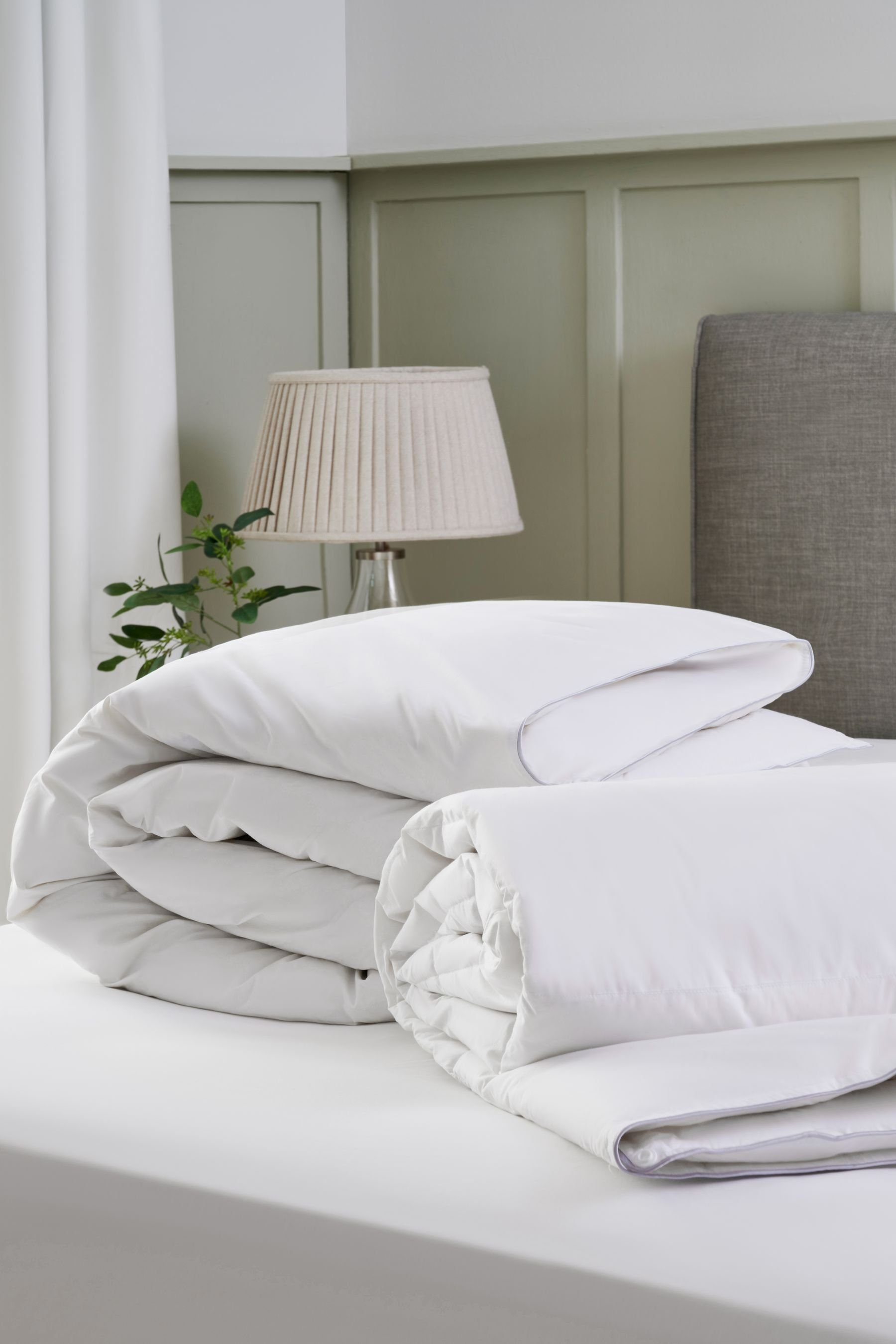 Next Federbettdecke Ganzjahresdecke aus Entenfedern und Daunen, Füllung: 2 Bettbezüge: Obermaterial: 100 % Baumwolle. Füllung: 90 % Entenfedern*, 10 % Entendaunen*. *Enthält nichttextile Teile tierischen Ursprungs.