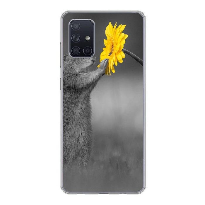 MuchoWow Handyhülle Eichhörnchen bewundert eine gelbe Blume schwarz und weiß von Fotograf Handyhülle Samsung Galaxy A51 5G Smartphone-Bumper Print Handy