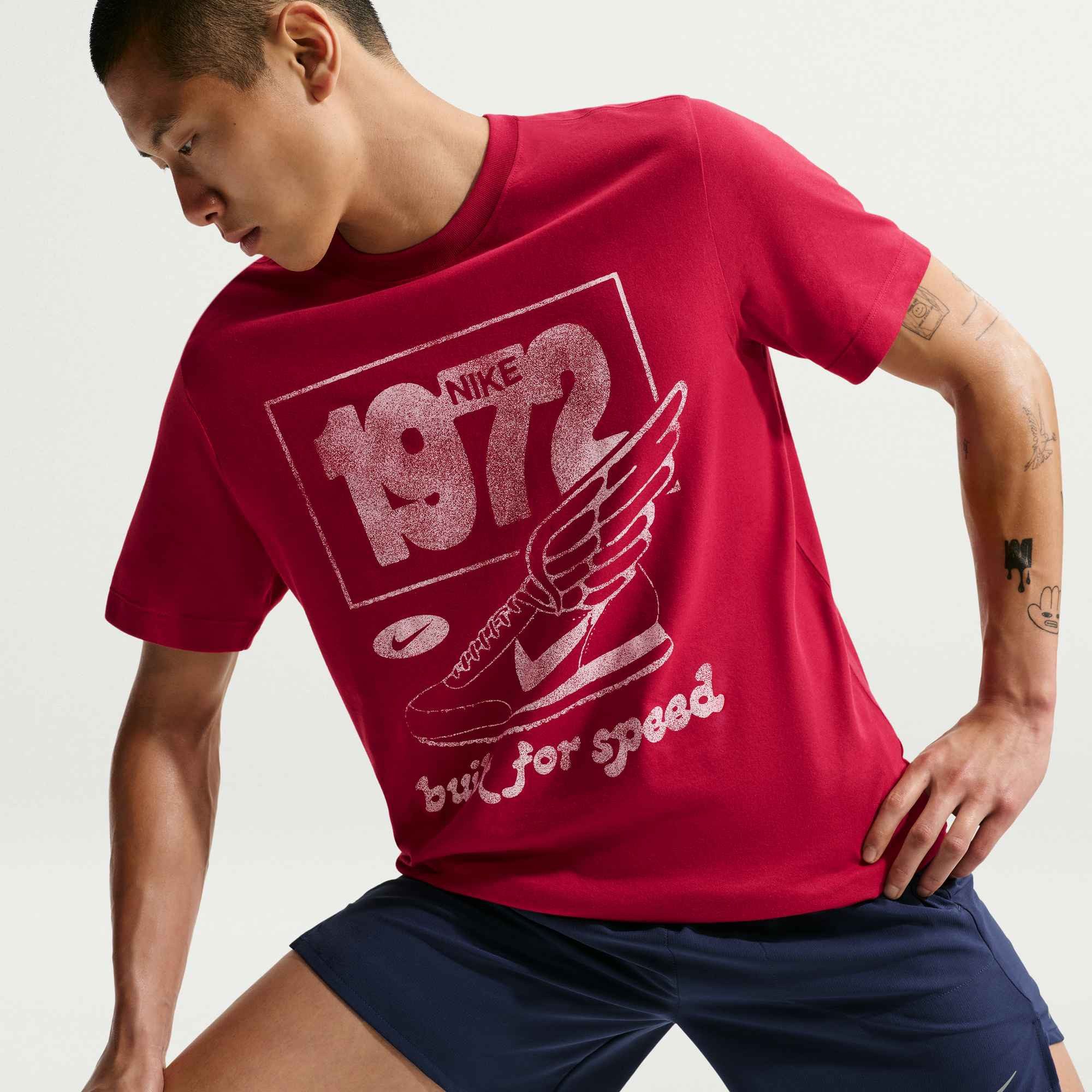 Nike Laufshirt Nike Men's Dri-FIT T-Shirt mit Dri-FIT-Technologie, aus Baumwolle und Polyester, sportlicher Stil