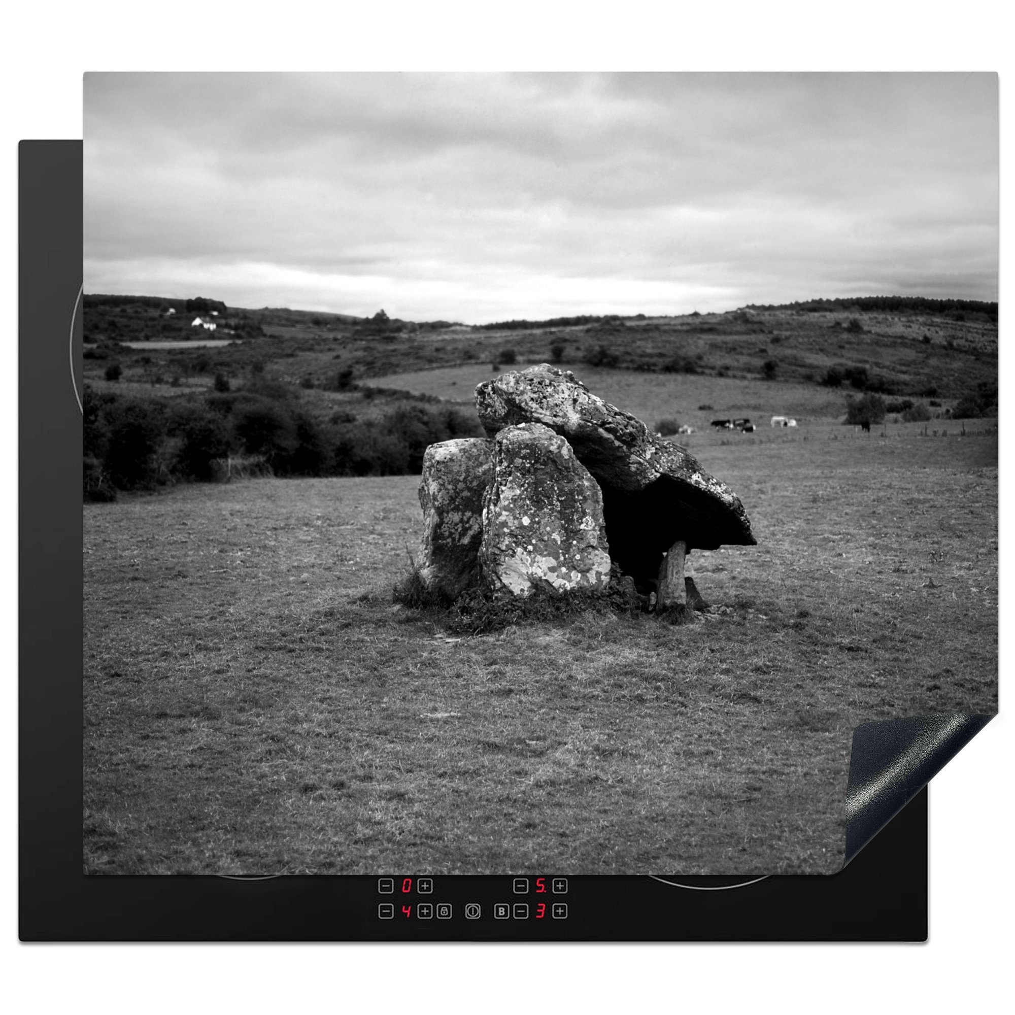 MuchoWow Herdblende-/Abdeckplatte Ein Dolmen in einer weiten Landschaft - schwarz und weiß, Vinyl, (1 tlg), 60x52 cm, Mobile Arbeitsfläche nutzbar, Ceranfeldabdeckung