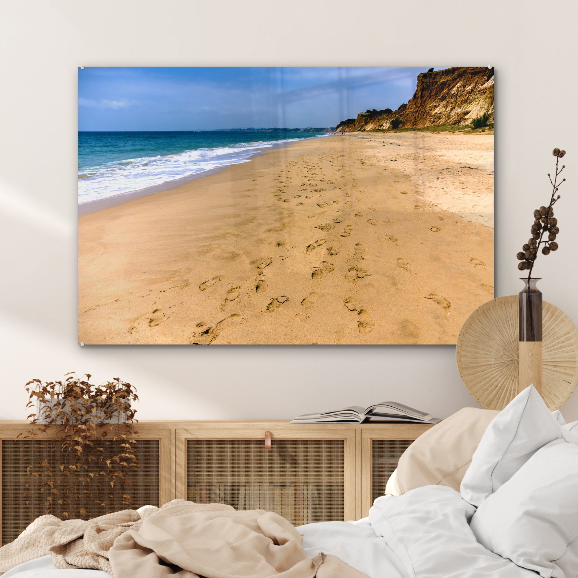am Sand Fußspuren in Schlafzimmer Acrylglasbild Strand im St), von Wohnzimmer & (1 Acrylglasbilder MuchoWow Falesia Portugal,