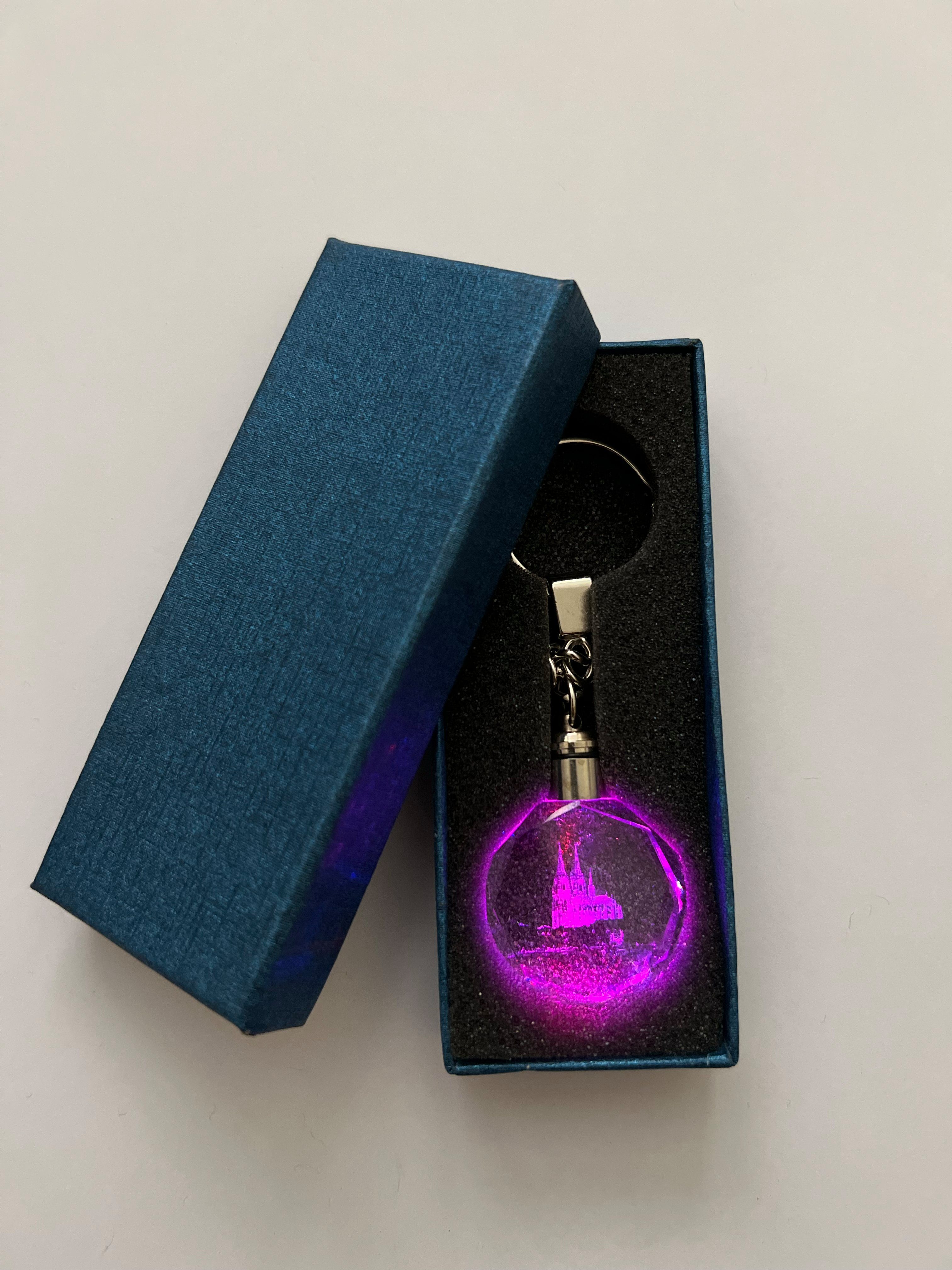 Stelby Schlüsselanhänger Kölner Dom Schlüsselanhänger LED Multicolor mit Geschenkbox (Robustes Glasmaterial, leuchtet in 5 Farben), Farbwechsel, langlebig, modernes Design
