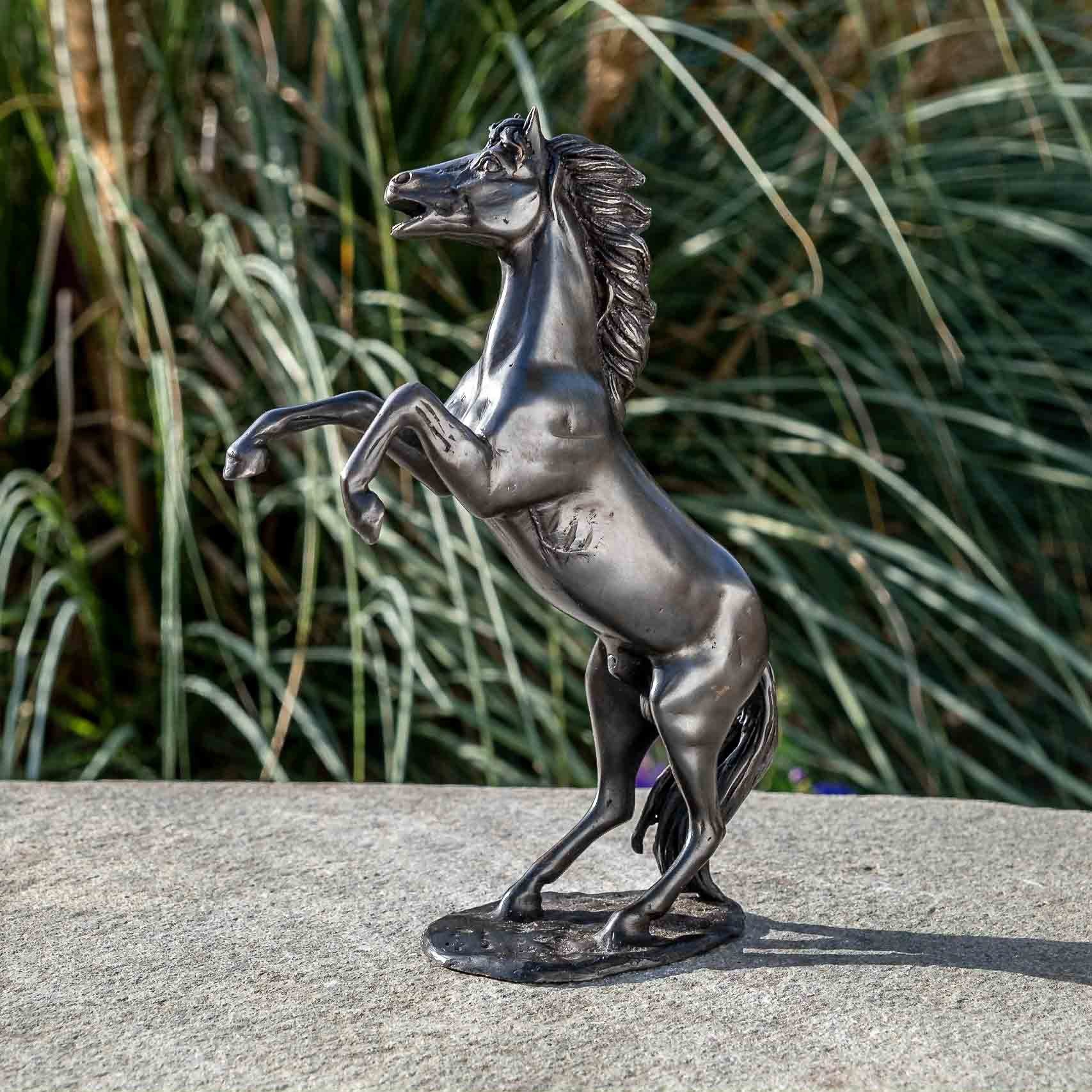 Die und gegen in gegossen witterungsbeständig Bronze-Skulptur Langlebig IDYL – robust Pferd, und Bronze sehr IDYL Hand Ein von Wachsausschmelzverfahren patiniert. Modelle in – sich Gartenfigur Regen werden UV-Strahlung. Frost, Bronze aufbauendes –