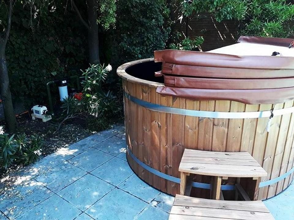 JVmoebel Whirlpool-Badewanne Wellnesspool Blubberbad aus Holz in Braun mit Massagedüsen, Made in Europe
