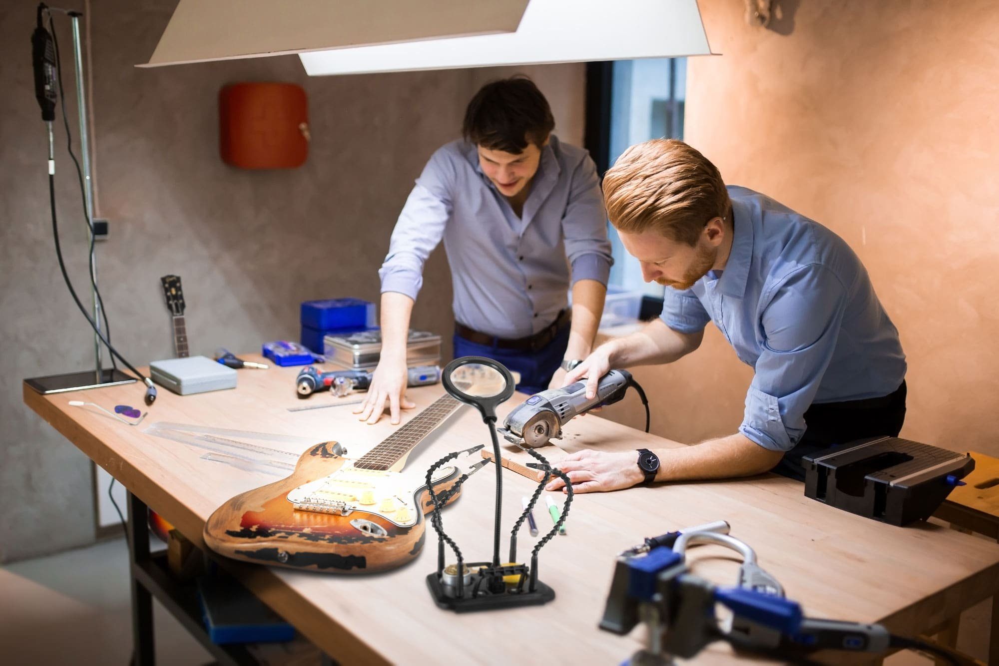 Stagecaptain Elektroschweißgerät LH-440 Löthilfe mit Lupenleuchte, Helfende Hand für Bastel- und Lötarbeiten, flexible Arme mit Krokodilklemme & biegsame Lupe mit LED Beleuchtung