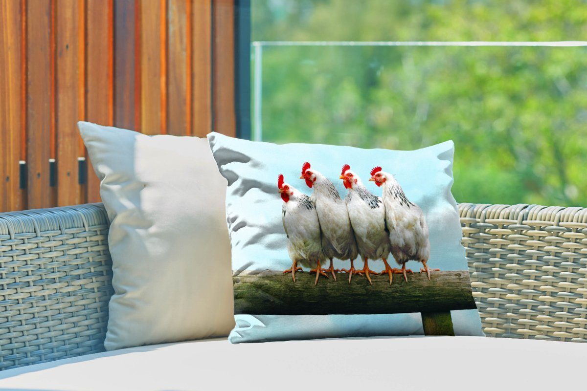 Hühner Vier Dekokissen MuchoWow Polyester, auf einem Kissenhülle Dekokissenbezug, Outdoor-Dekorationskissen, Stock,