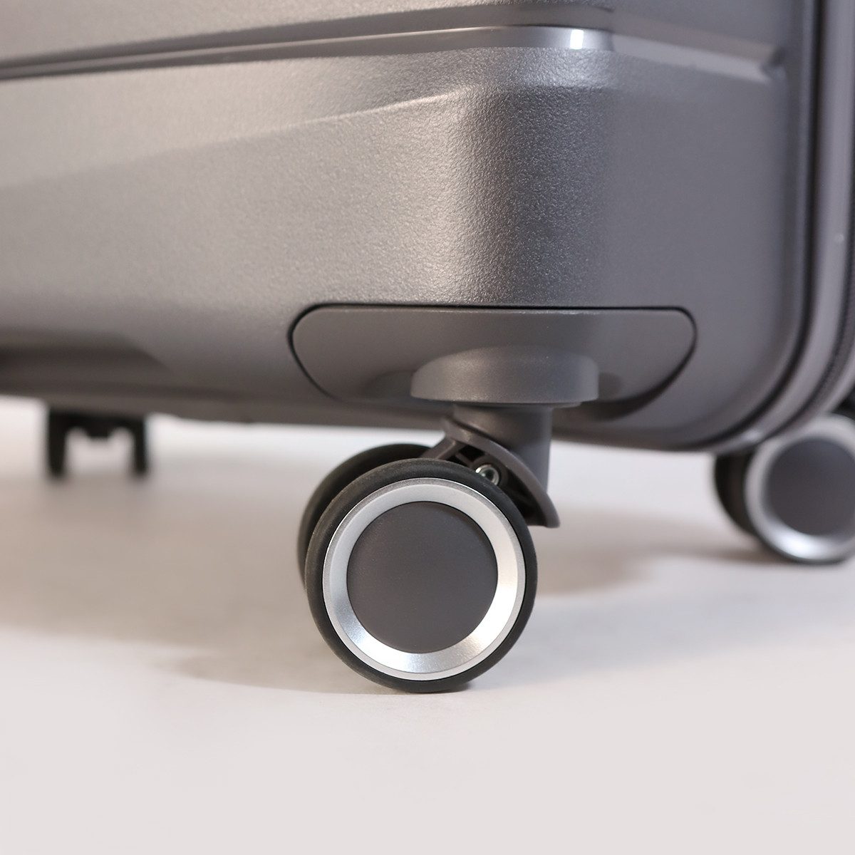 NEWCOM Hartschalen-Trolley Hartschalenkoffer / PP Reisekoffer / Ultra Leichter Rollkoffer, 4 Rollen, 20'' 55cm Handgepäck, Rauchgrau, TSA-Zahlenschloss und Teleskopgriff