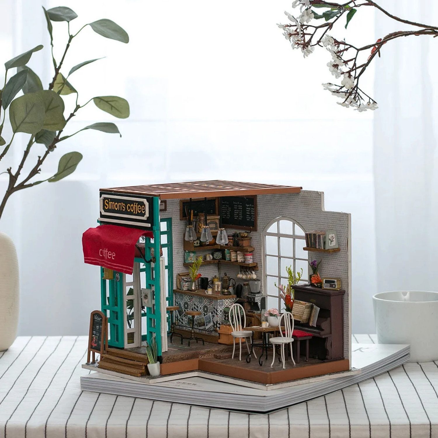 Robotime 3D-Puzzle Simon's Coffee Shop Miniaturhaus Café aus Holz, 203 Puzzleteile, mit LED-Beleuchtung
