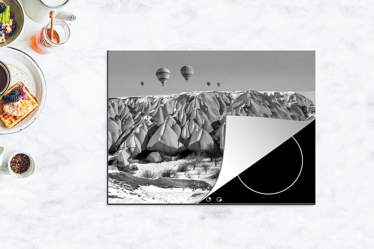 Ceranfeldabdeckung nutzbar, Kappadokien Herdblende-/Abdeckplatte MuchoWow cm, von schwarz Schneebedeckte weiß, 70x52 Vinyl, Türkei der Arbeitsfläche Mobile Berge (1 tlg), und in -