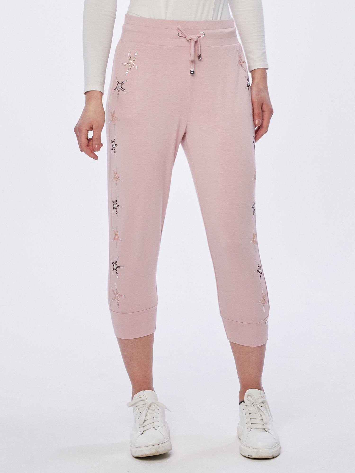 blue veredelt elastisch Strasssteinen Relax-Caprihose mit MONACO puderrosé Jogpants