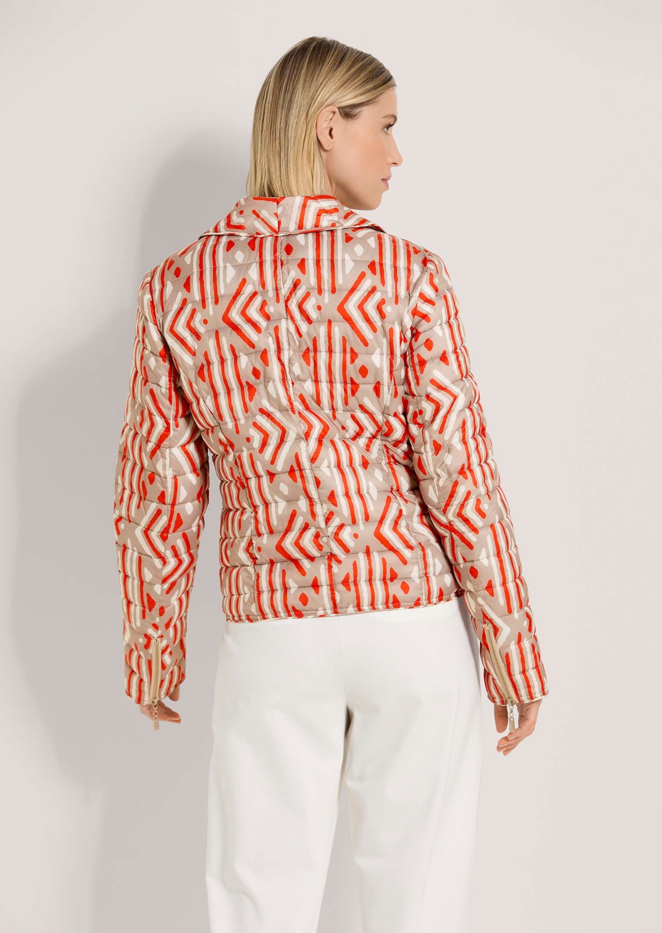 MADELEINE Steppjacke Kurze Steppjacke mit Unikat-Print Grafikmuster und Reverskragen als modisches Statement