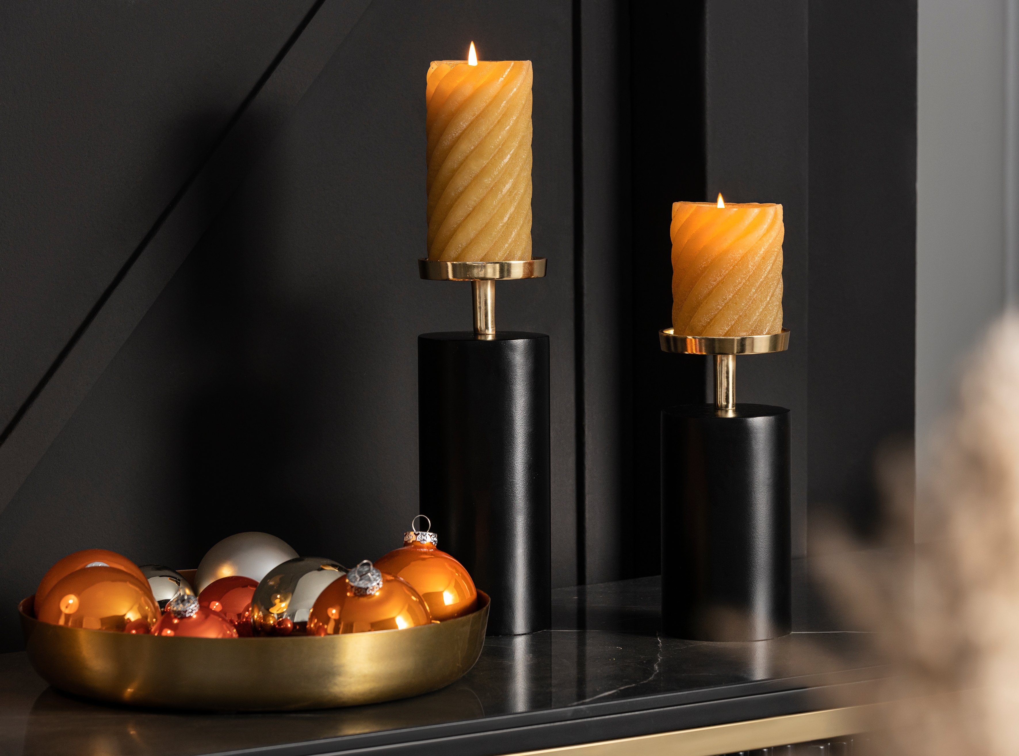 Kerzenhalter mit goldfarbenen Stumpenkerzenhalter Azlynn (1 aus Akzenten Leonique Aluminium, St),