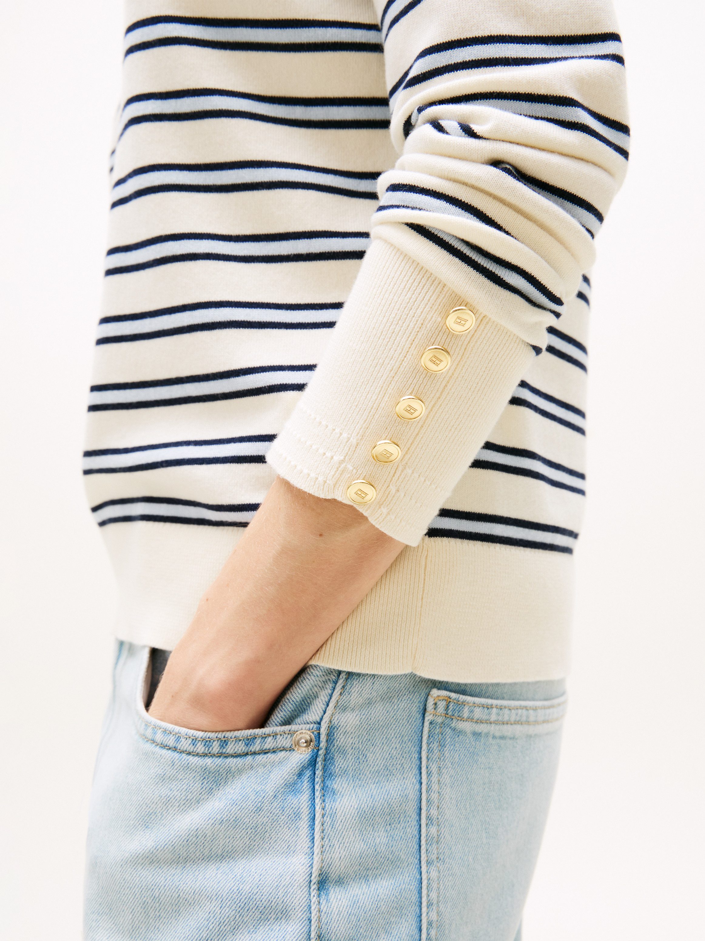 Tommy Hilfiger Strickpullover STITCH V-NECK mit Knopfdetail am Ärmel, Regular Fit
