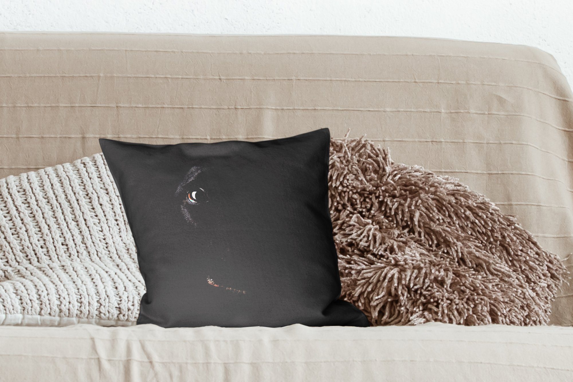 Dekokissen schwarzer Wohzimmer, mit Ein auf Deko, Retriever MuchoWow Sofakissen Schlafzimmer, Füllung für Labrador schwarzem Hintergrund, Zierkissen
