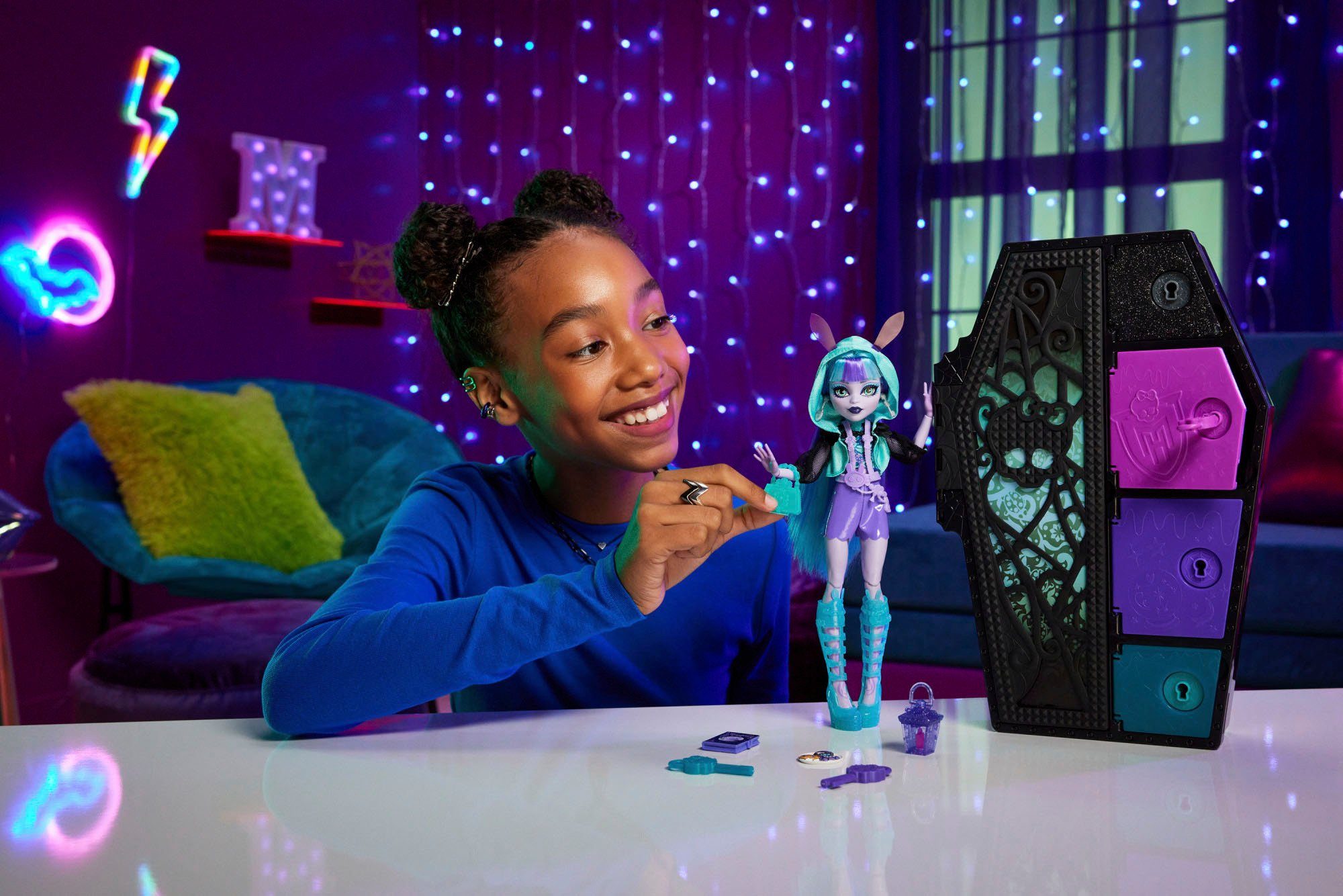 Mattel® Anziehpuppe Monster High, Frights, Secrets: Twyla Neon Skulltimate