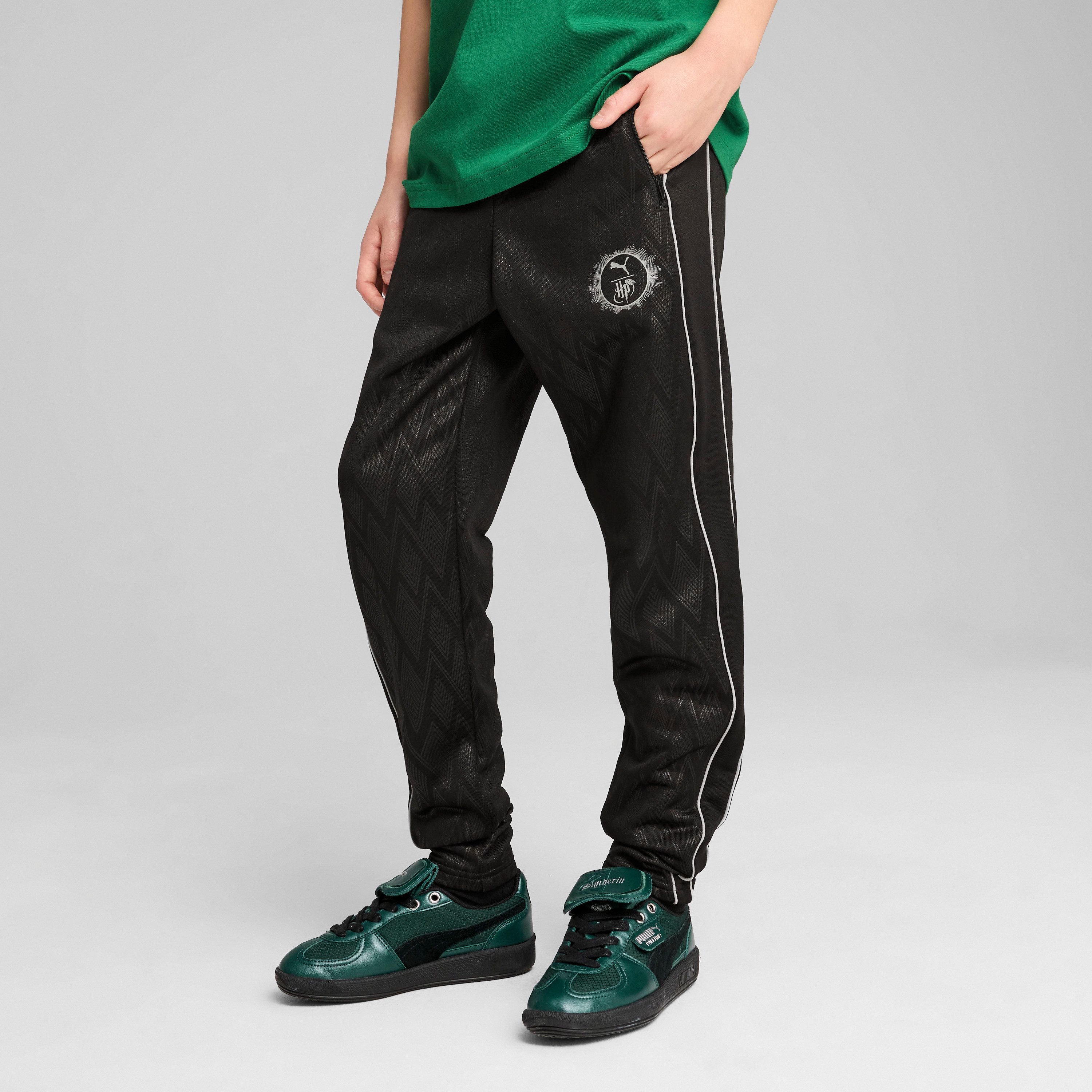 PUMA Trainingshose X HARRY POTTER T7 TRACK PANTS TR sportlicher Stil, mit Leistentasche und Gesäßtasche, Regular Fit