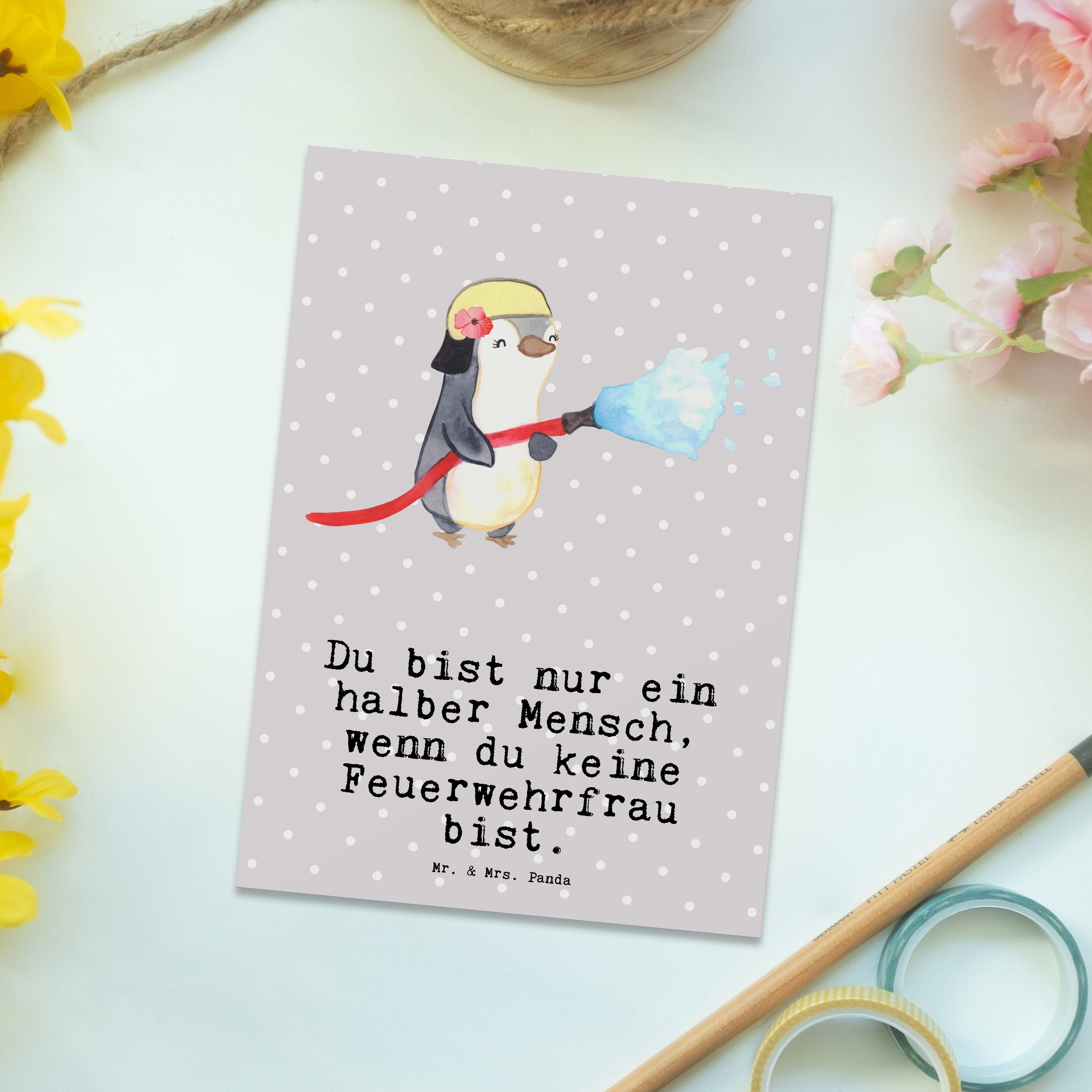 Mr. & Mrs. Panda - Feuerwehrfrau Feuerwehrhauptfrau Pastell mit Postkarte Herz Grau - Geschenk