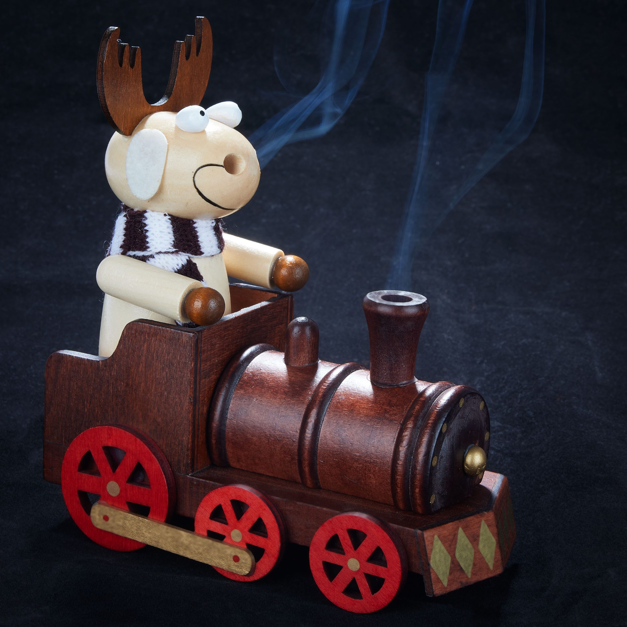 BRUBAKER Räuchermännchen Räucherelch aus Holz - Elch mit Schal und Lokomoti günstig online kaufen