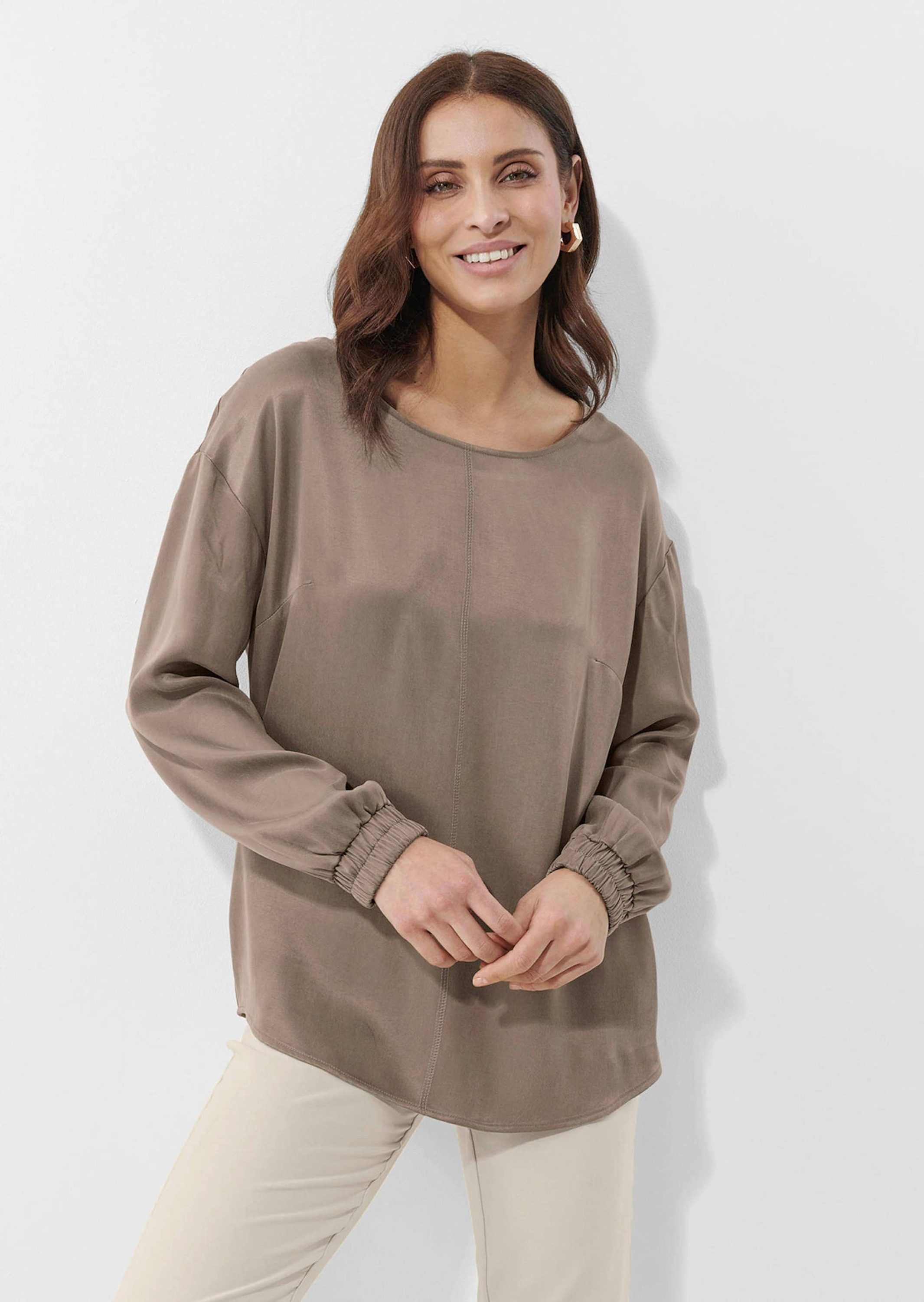 Alba Moda Shirtbluse Modische Bluse mit dezentem Glanz Unifarbenes Design mit femininem Rundhalsausschnitt