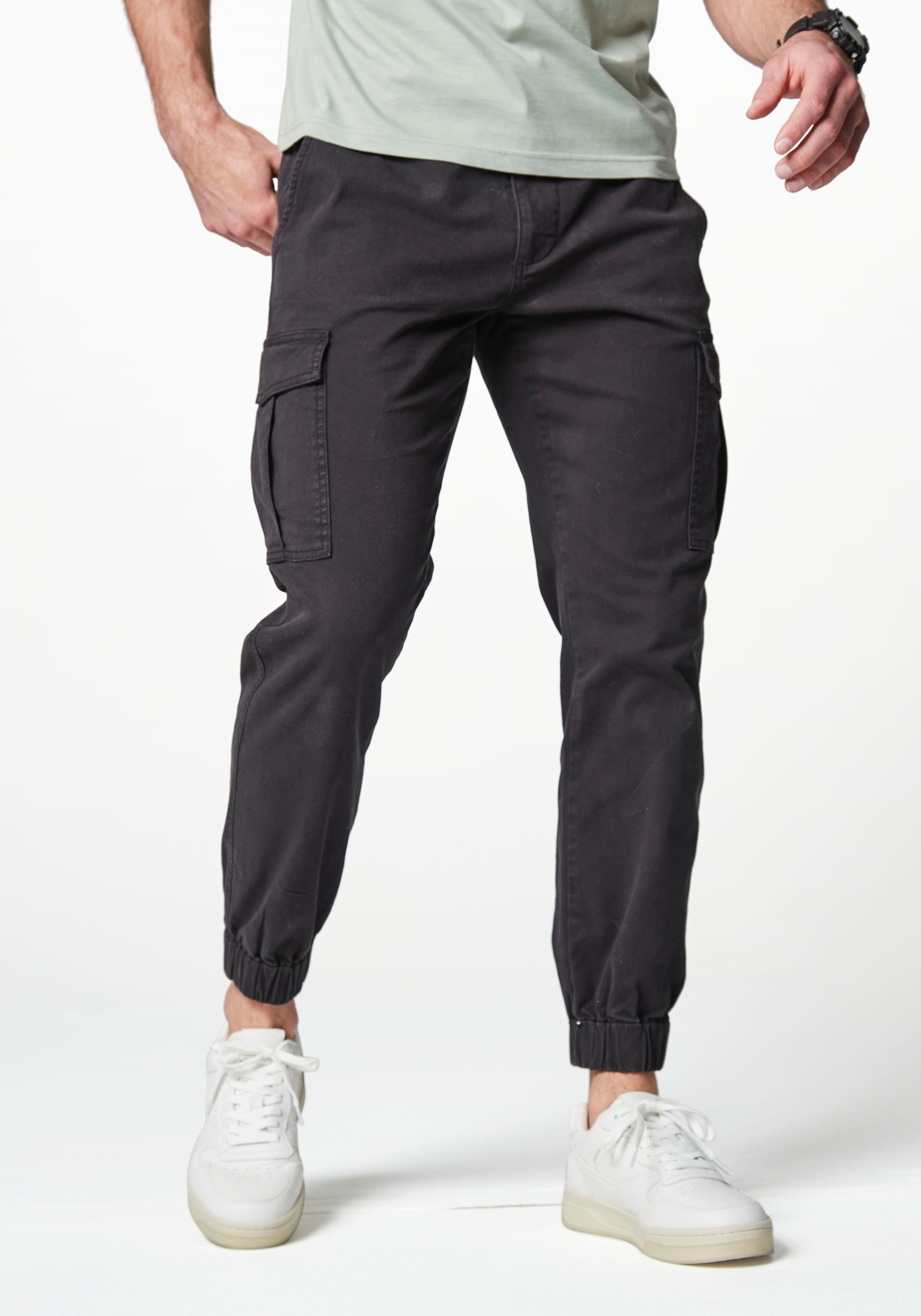 Stretchanteil AUTHENTIC eine mit für Cargohose schwarz Passform JOGGER LE bequeme