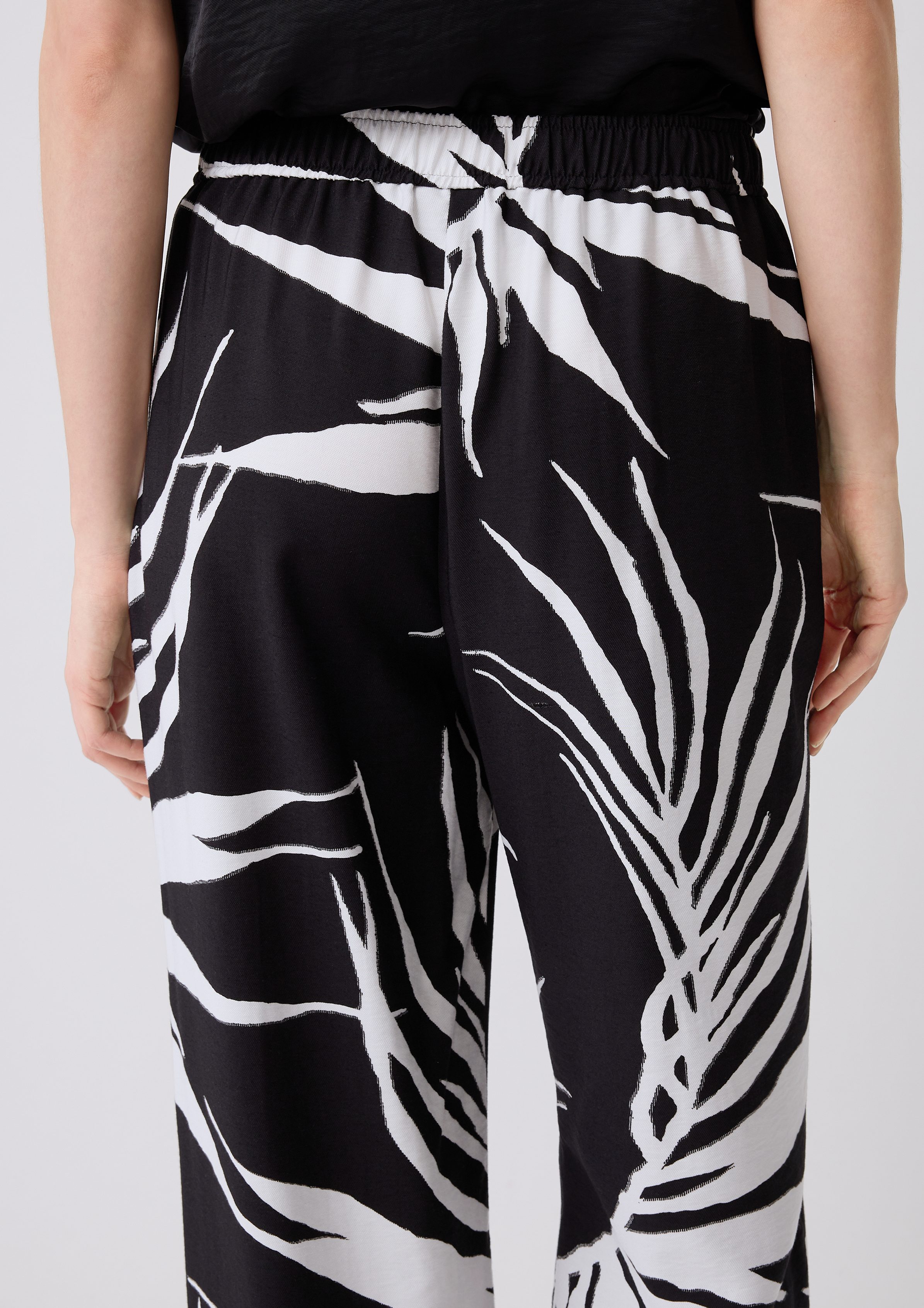 Comma Stoffhose Relaxed: Hose mit schwarz All-over-Print