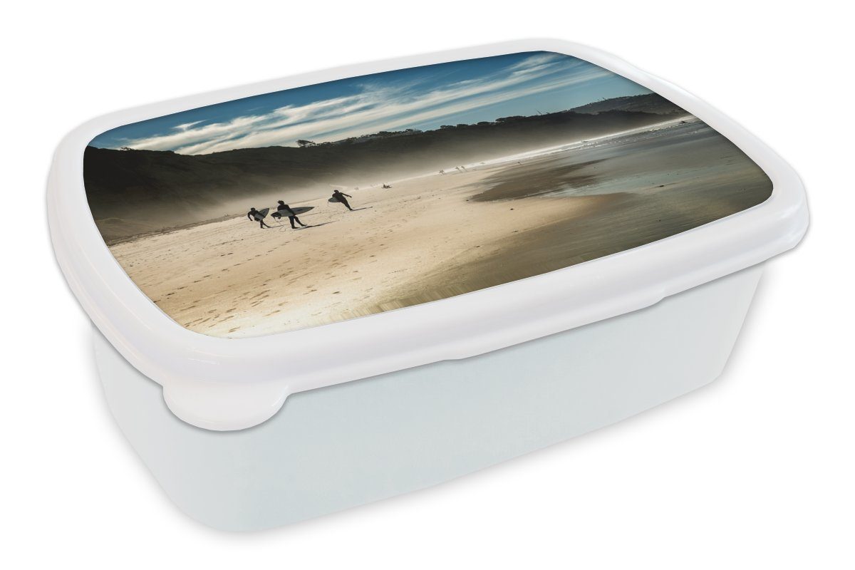 MuchoWow Lunchbox Surfer am Strand, Kunststoff, (2-tlg), Brotbox für Kinder und Erwachsene, Brotdose, für Jungs und Mädchen weiß