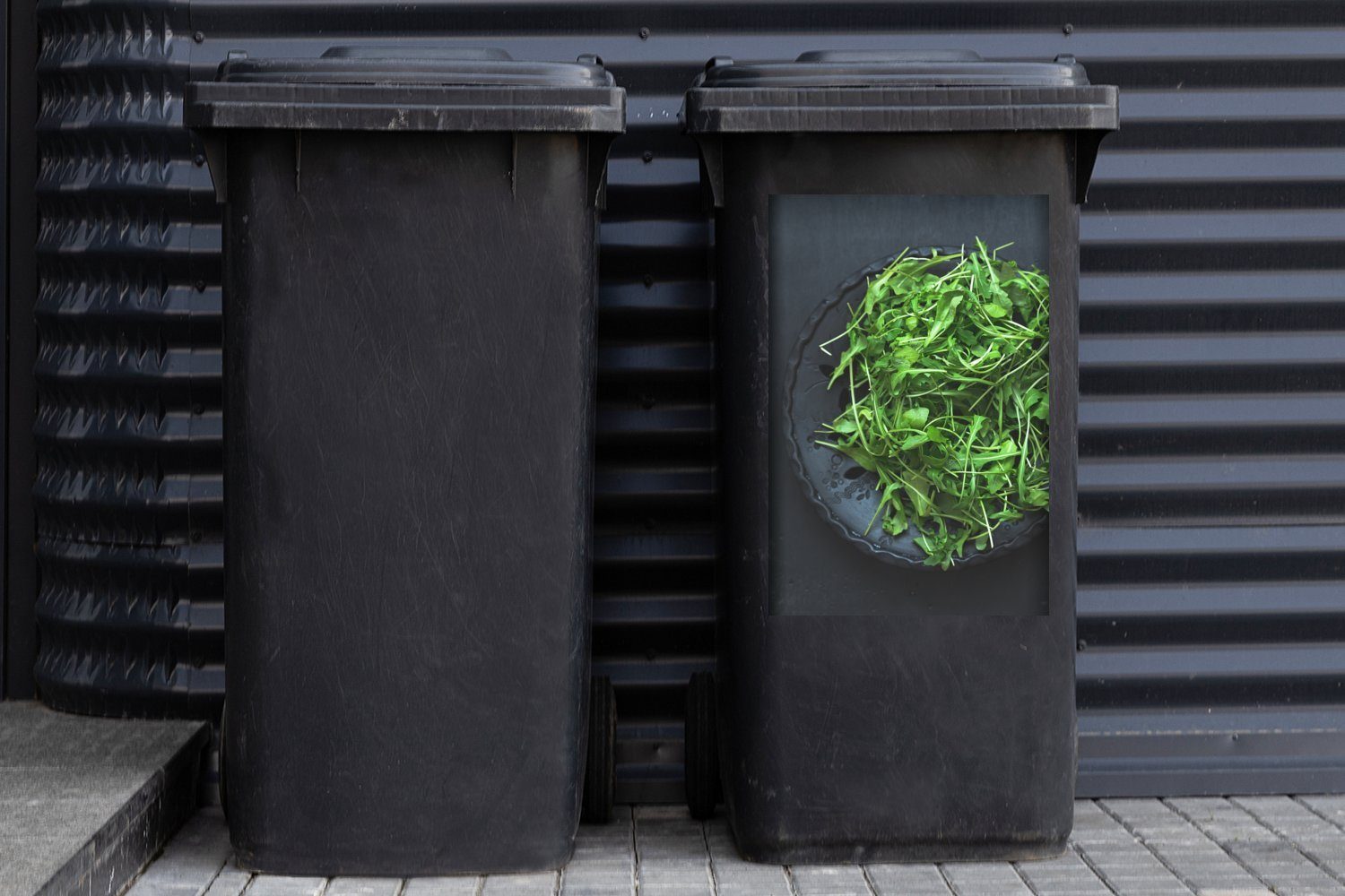 MuchoWow Wandsticker Ein Haufen frischer auf Abfalbehälter Container, schwarzen Mülltonne, Teller St), einem Sticker, Mülleimer-aufkleber, (1 Rucola