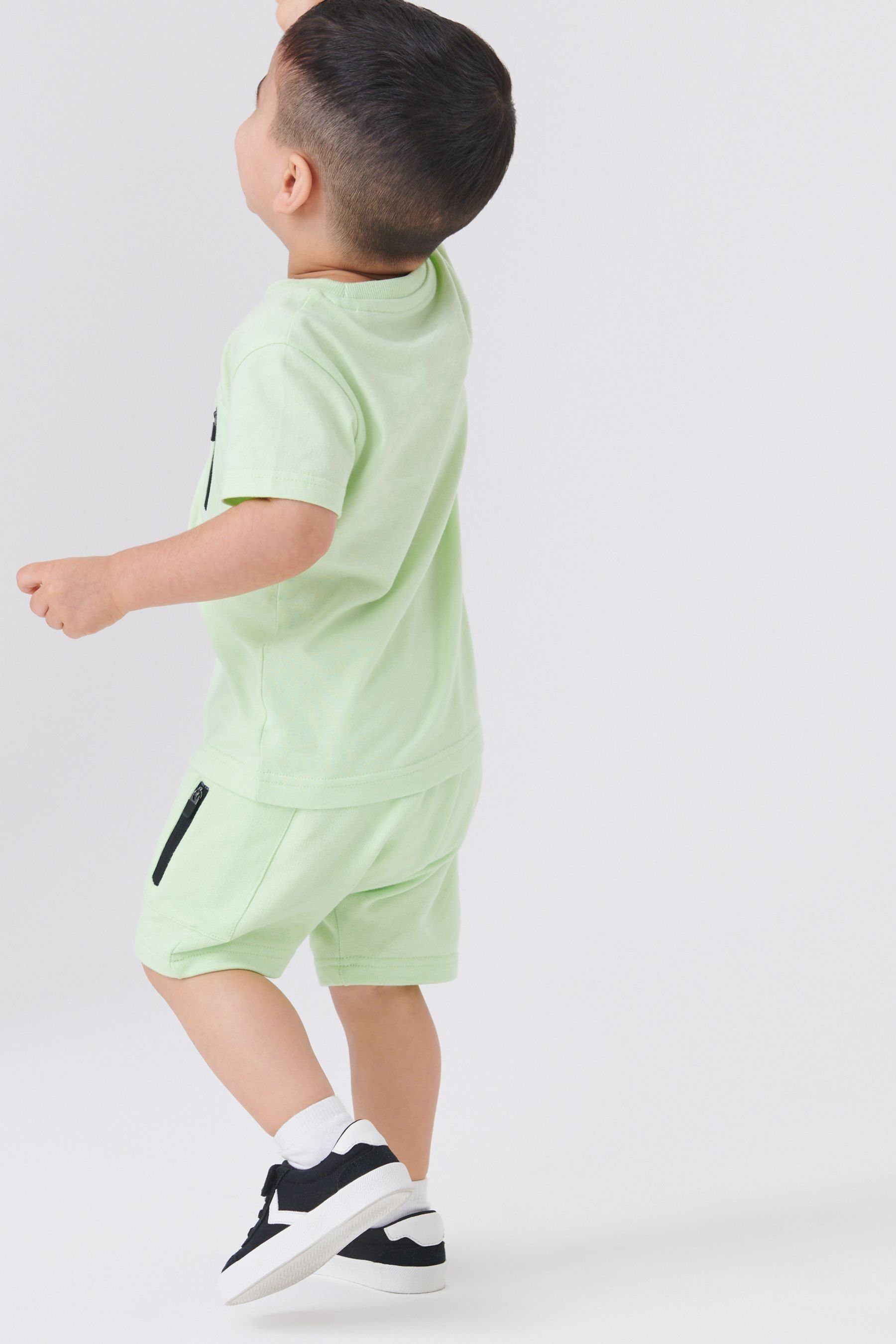 Kinder Jungen (Gr. 50 - 92) Next T-Shirt T-Shirt mit Reißverschlusstasche und Shorts (2-tlg)