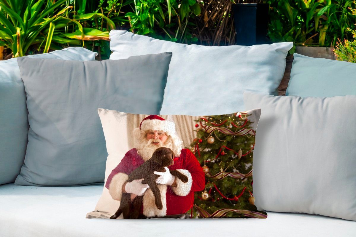 Dekokissenbezug, in braunen Dekokissen MuchoWow den Händen, Kissenhülle einem Hund Weihnachtsmann Der Polyester, Outdoor-Dekorationskissen, mit