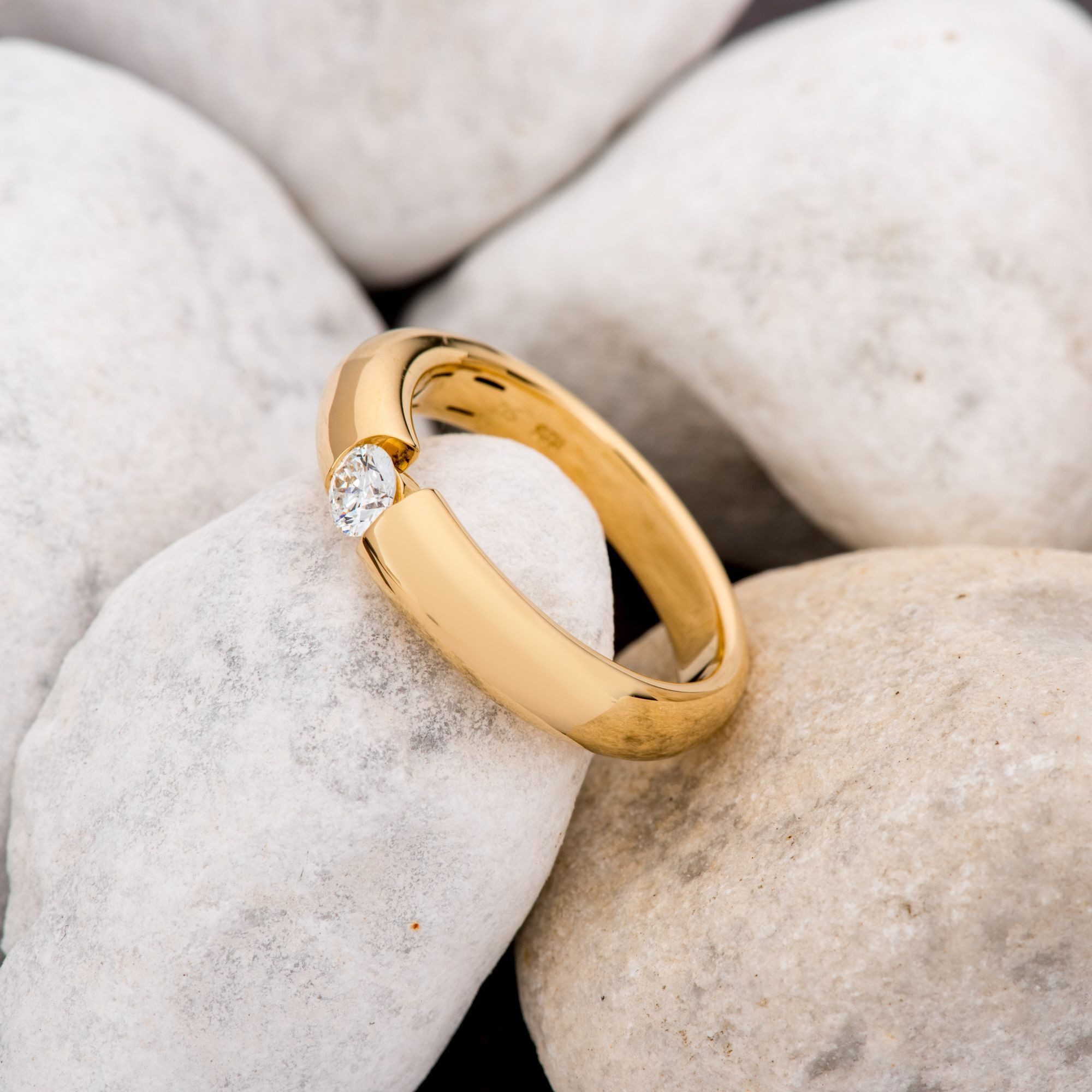 Orolino Fingerring Gold 750 mit natürlichem Brillant 0,25ct.
