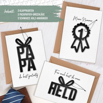 PAPIERDRACHEN Vatertagskarte Klappkarten zum Vatertag - mit Holzanhängern, mit 3 Holzcutouts in edlem schwarz und 3 Packpapier-Umschlägen