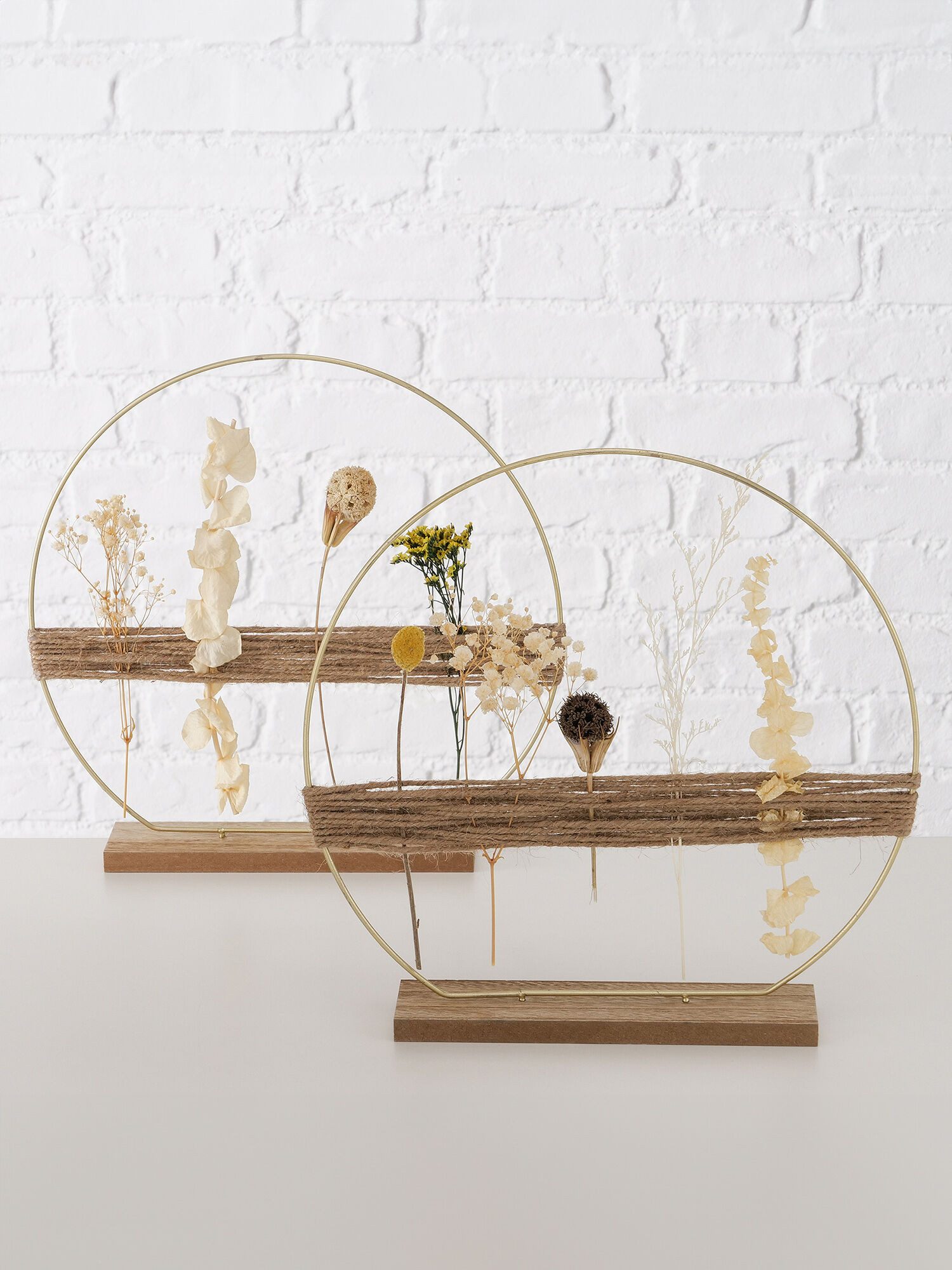 Dekorieren macht glücklich Dekoobjekt Dekoaufsteller „Felizia“ 2er-Set mit Trockenblumen (Verschiedene Höhen: 42 + 60 cm), Metallring auf Holzfuß, moderne Tisch- & Wohnraumdeko