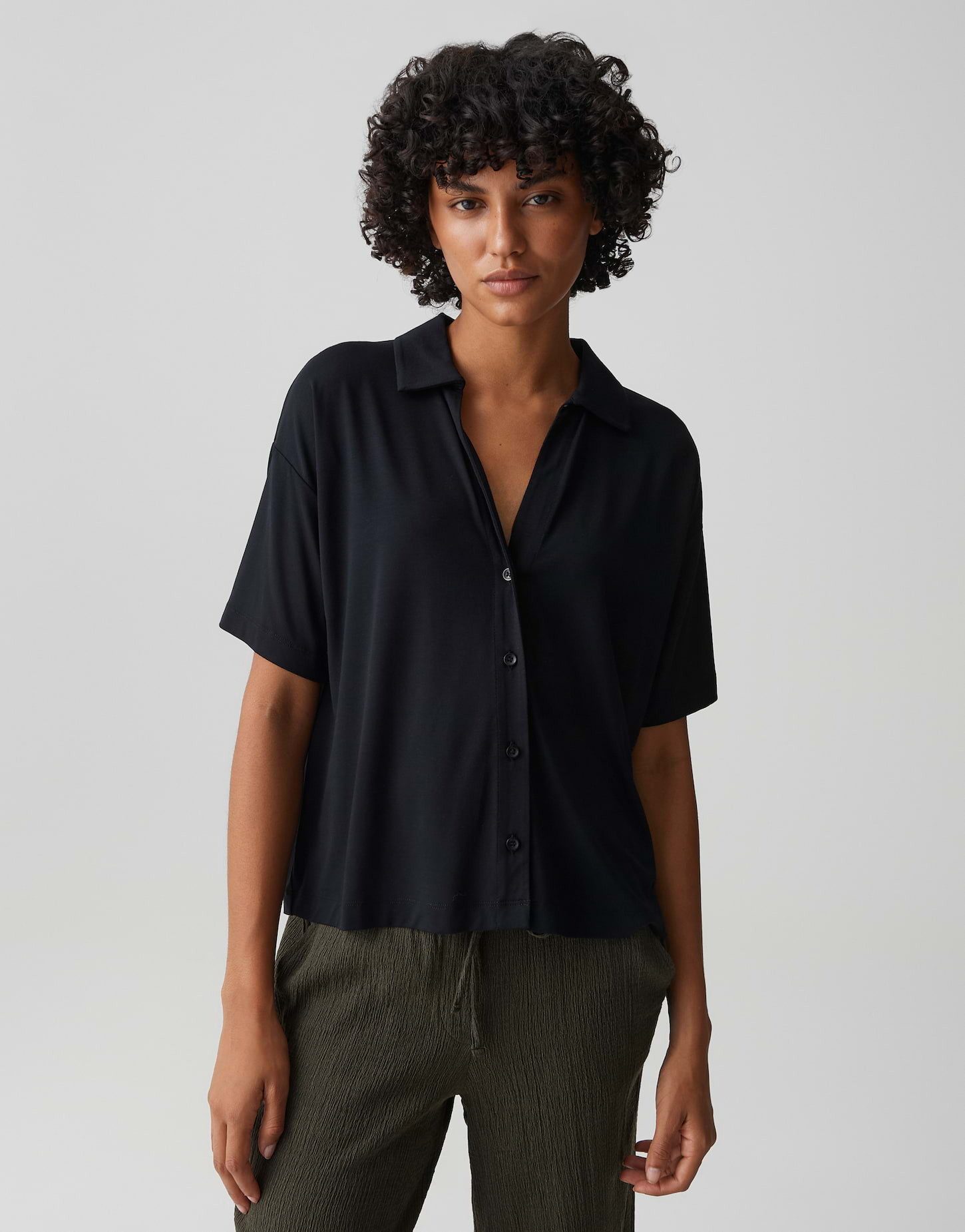 OPUS Kurzarmshirt Sajacki aus glattem Jersey mit Stretchkomfort Der überschnittene Arm sorgt für eine relaxte Silhouette