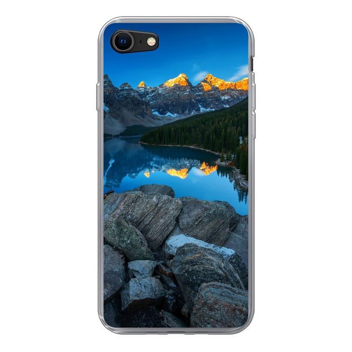 MuchoWow Handyhülle Sonnenaufgang mit einer Spiegelung der Berge am Moraine Lake in Kanada Handyhülle Apple iPhone 7 Smartphone-Bumper Print Handy Schutzhülle