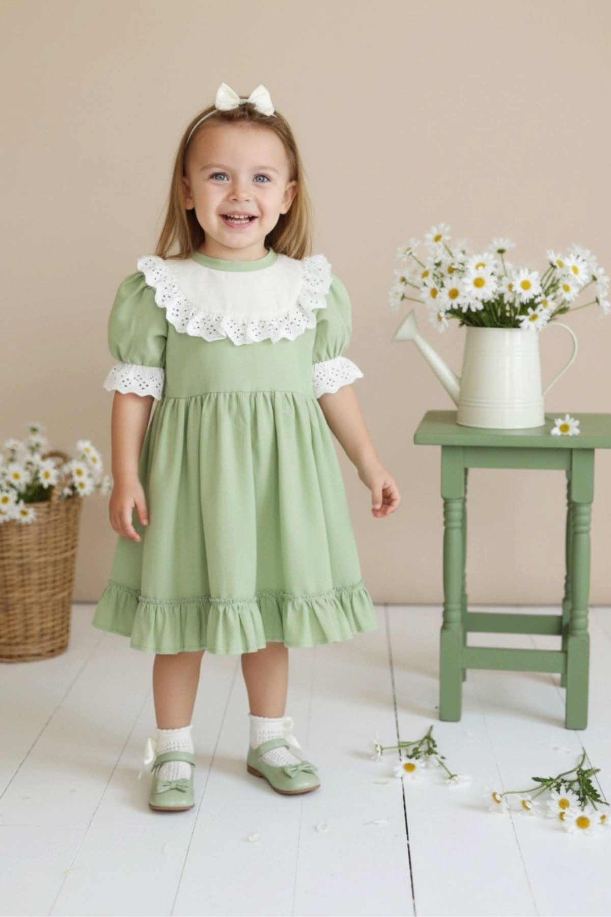 Parla Kids Sommerkleid Grünes Kleid kurzärmelig mit Rüschensaum Spitzendetails und Haarband Spitzendetails - Haarband - Rüschensaum