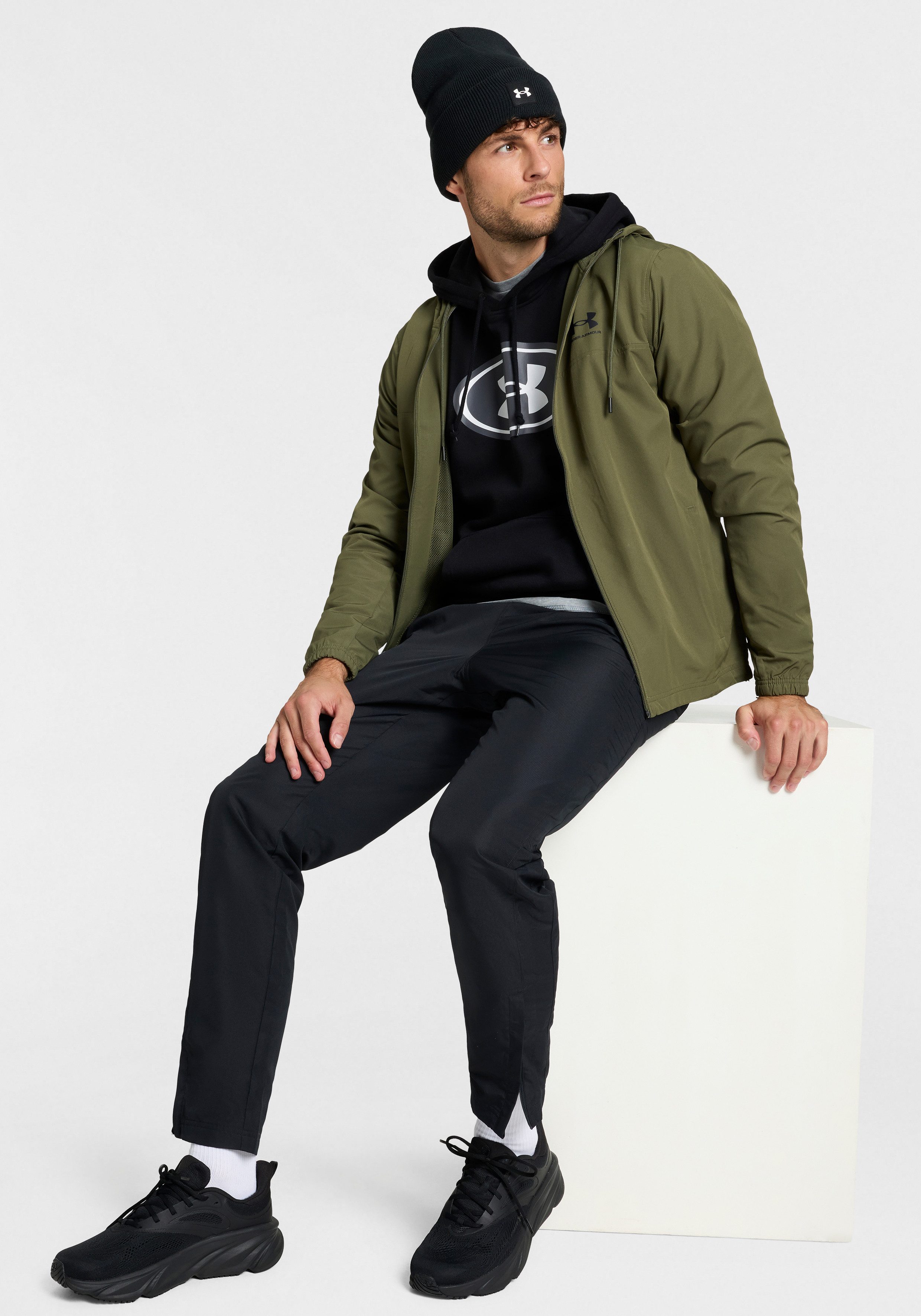 Under Armour® Windbreaker UA RIVAL WVN WINDBREAKER windabweisend, aus Polyester, mit Reißverschluss, normale Länge