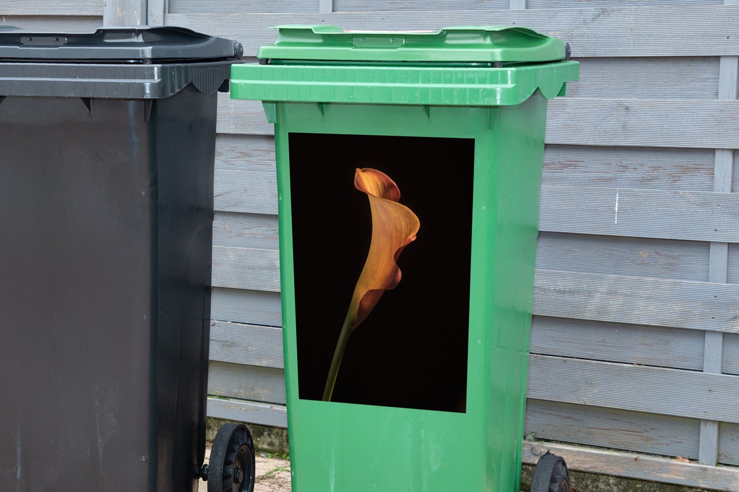 MuchoWow Wandsticker Leuchtend Mülleimer-aufkleber, Sticker, auf Container, orange Abfalbehälter Calla Mülltonne, schwarzem (1 Hintergrund St)