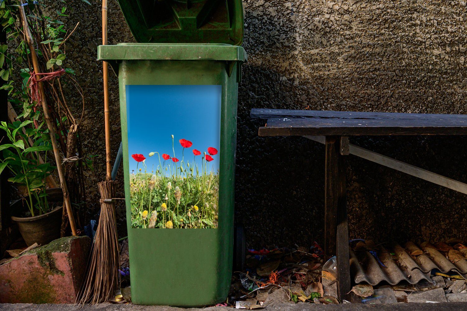 der Mohnblumen Rote St), Himmel Türkei in unter MuchoWow blauen (1 Sticker, Abfalbehälter Wandsticker einem Mülltonne, Mülleimer-aufkleber, Container, strahlend