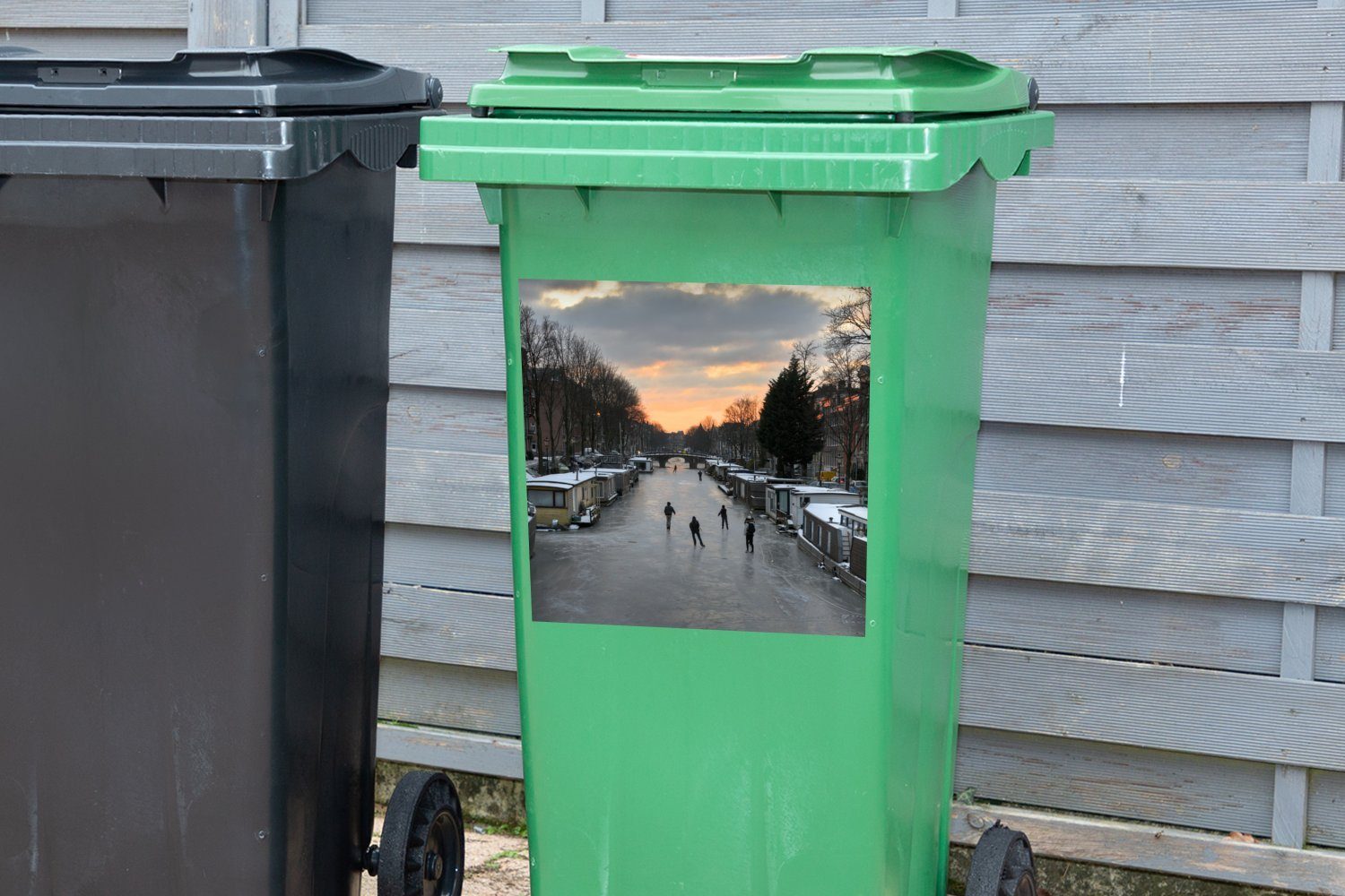 Amsterdam Container, St), Mülltonne, Sticker, Winter - Abfalbehälter - Wandsticker (1 Mülleimer-aufkleber, Schlittschuhlaufen MuchoWow
