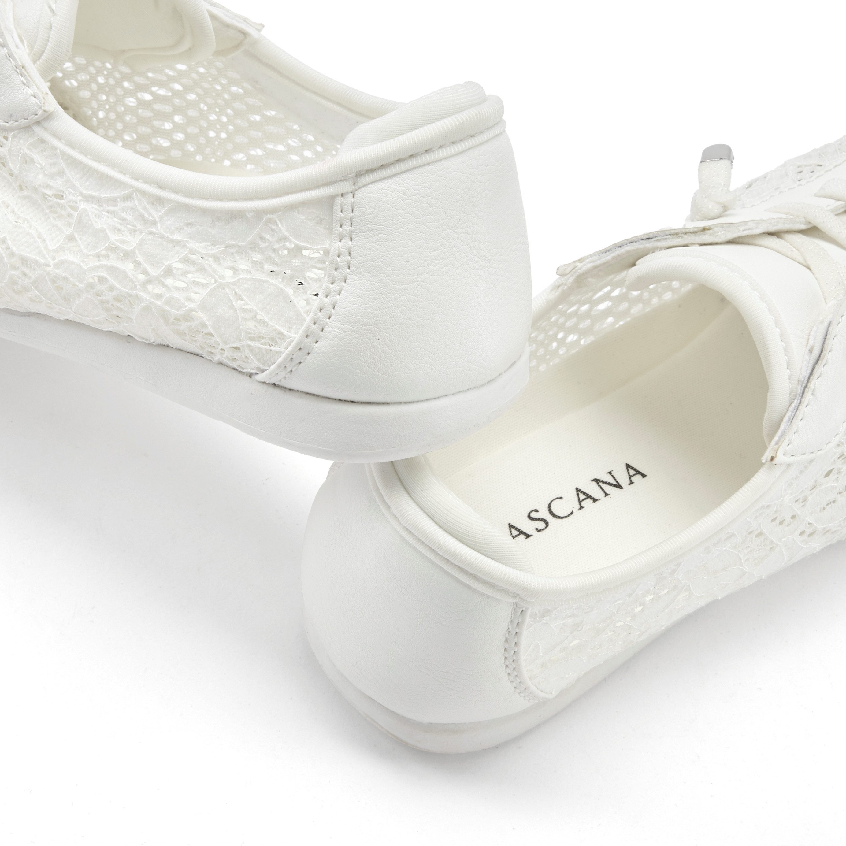 LASCANA Freizeitschuh, Halbschuh, Slip-On-Sneaker, mit modischen Spitzendetails & herausnehmbarer Innensohle VEGAN