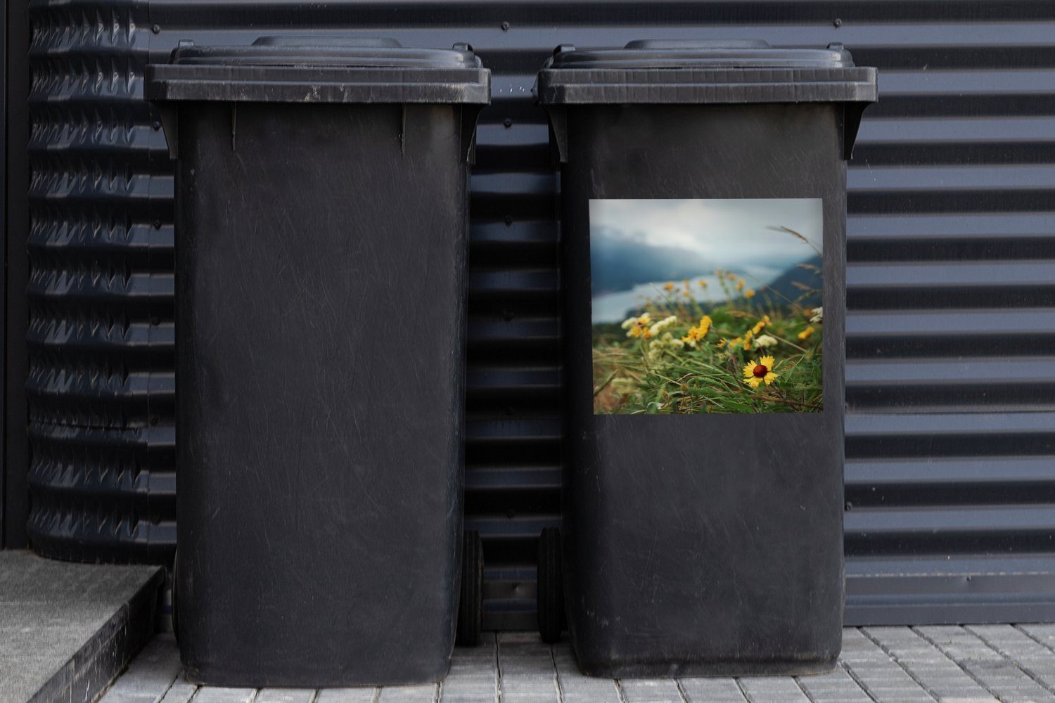 Container, St), Berg Gelb Wandsticker Mülltonne, Blumen Mülleimer-aufkleber, (1 MuchoWow - Sticker, - Abfalbehälter